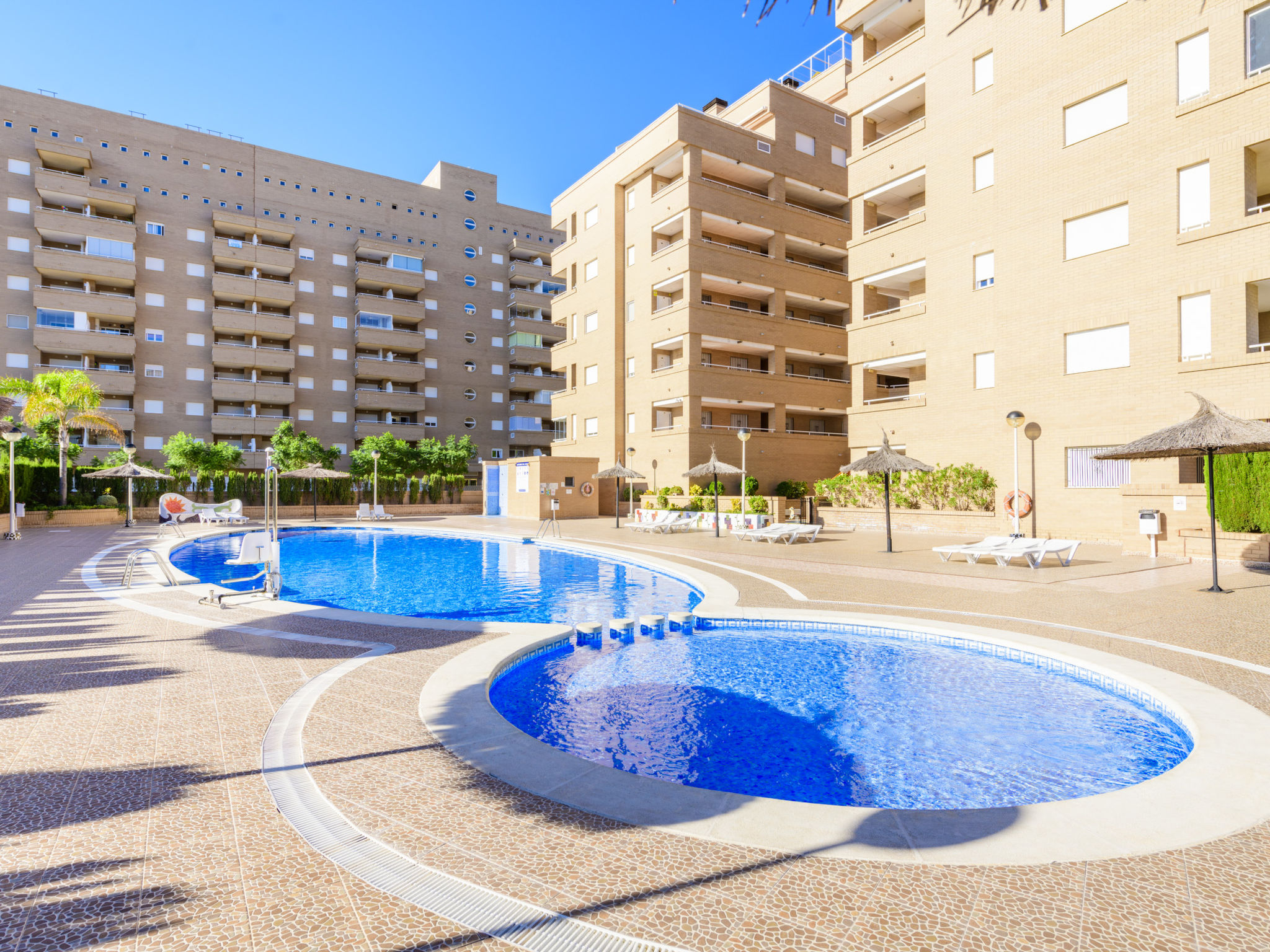 "Jardines del Mar II - Marina d'Or", appartement 3-kamers 50 m2 op de 8e verdieping. Doelmatig en comfortabel ingericht: woon-/eetkamer met eettafel, Digitale TV, Flatscreen TV, air-conditioning en he..