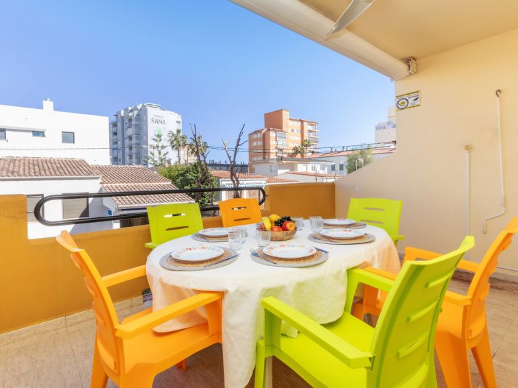 "Portofino IV", appartement 3-kamers 51 m2 op de 1e verdieping. Doelmatig en comfortabel ingericht: woon-/eetkamer met eettafel, Digitale TV, air-conditioning, ventilator en boiler (75 liter). Uitgang..