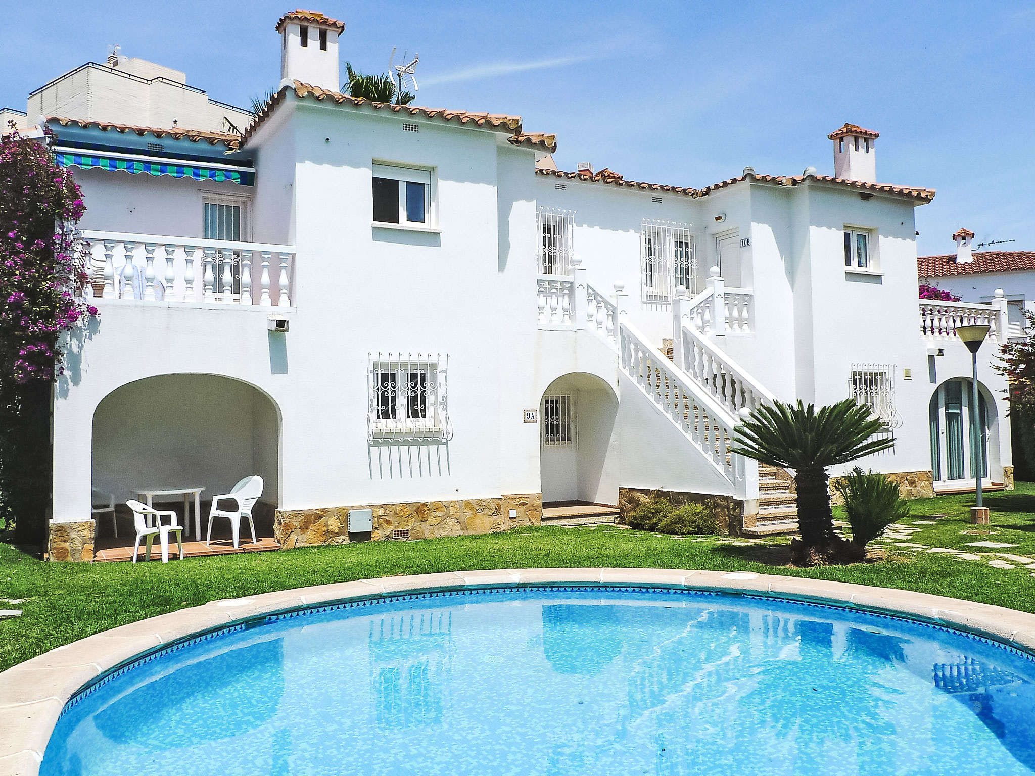 "Club Sevilla I", appartement 3-kamers 61 m2, op het zuidoosten gelegen. Woon-/eetkamer met Digitale TV, Flatscreen TV, air-conditioning, ventilator en heteluchtverwarming. Uitgang naar de tuin, naar ..