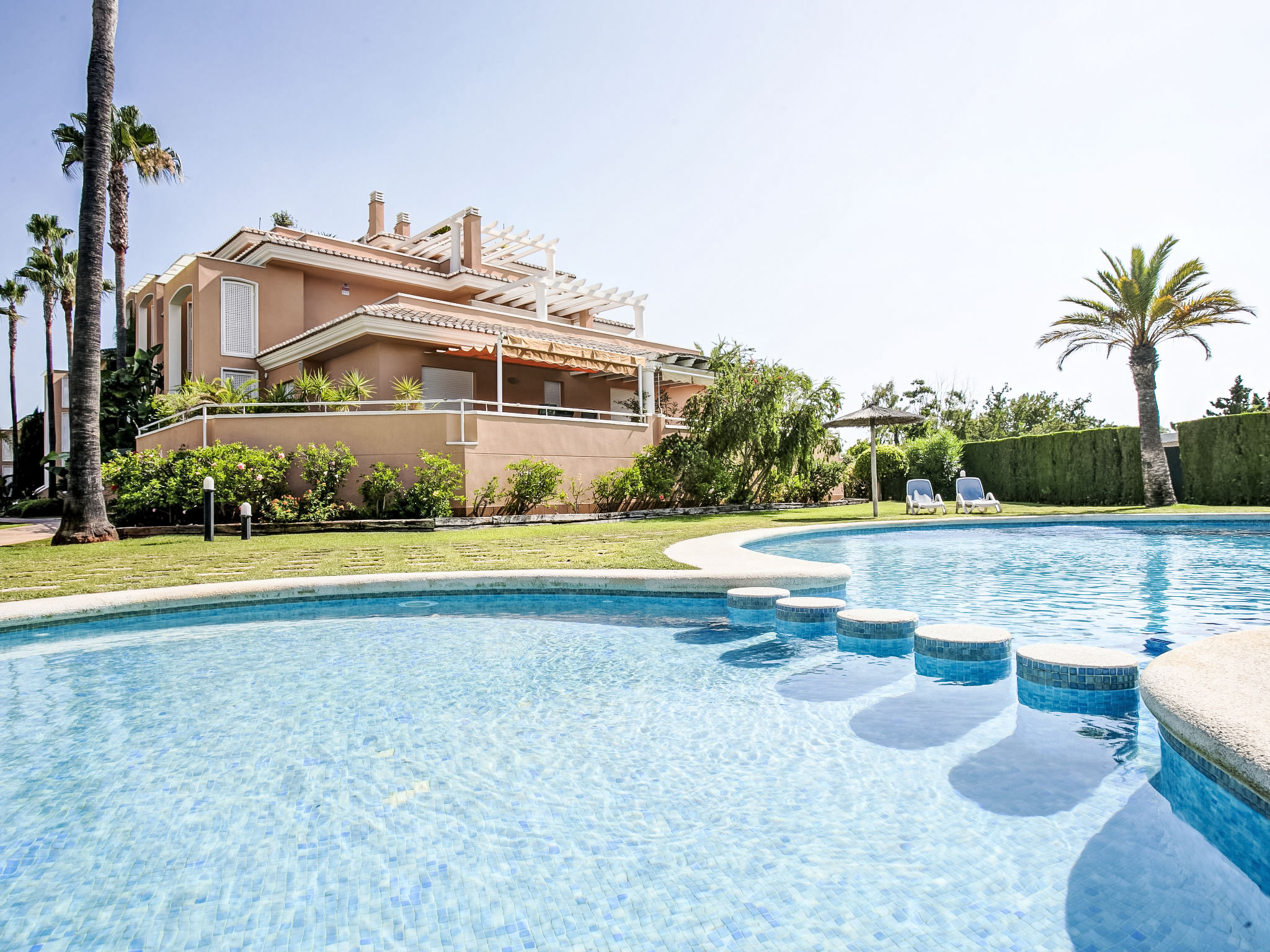 "Keops", appartement 3-kamers 80 m2, op de begane grond. Ruim en licht, comfortabel ingericht: woon-/eetkamer met Digitale TV en Flatscreen TV. Uitgang naar de tuin, naar het terras, naar het zwembad...