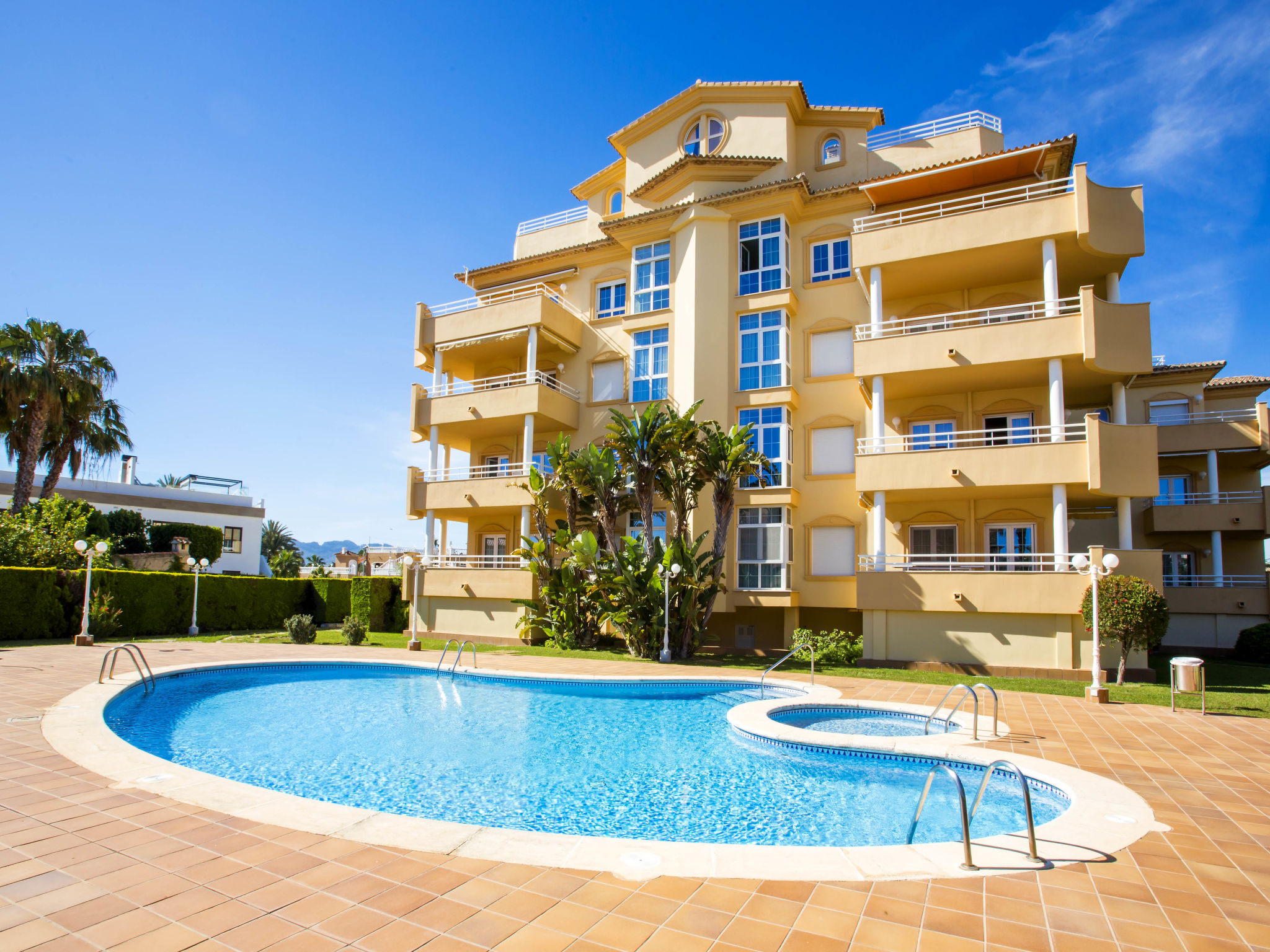 "Golf & Mar", appartement 3-kamers 90 m2. Ruim en licht, zeer comfortabel en stijlvol ingericht: woon-/eetkamer met Digitale TV, air-conditioning en heteluchtverwarming. Uitgang naar het terras. 1 kam..
