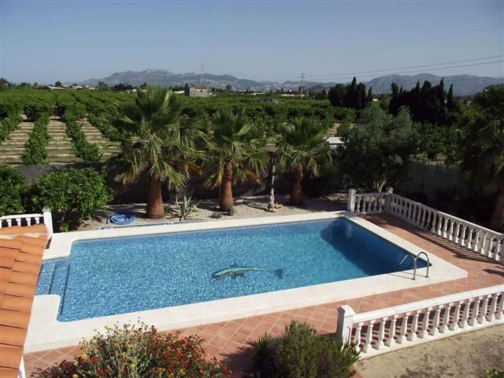 Villa im spanischen Stil mit großem Pool und ein-Image-tags.info