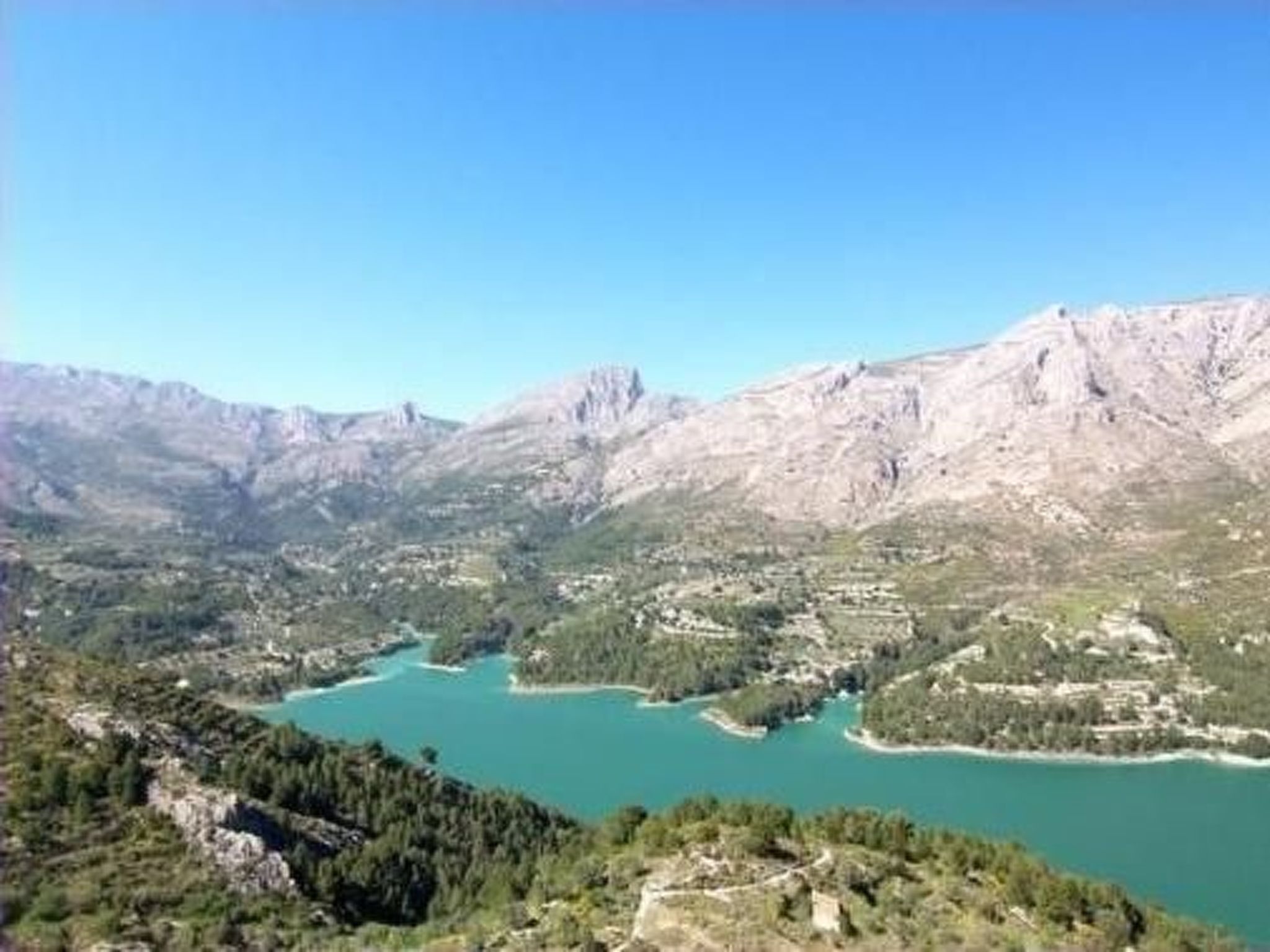 Villa im spanischen Stil mit großem Pool und ein-Image-tags.info