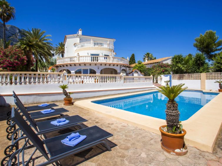 Privézwembad en bergzicht in ruim vakantiehuis in Dénia in Denia