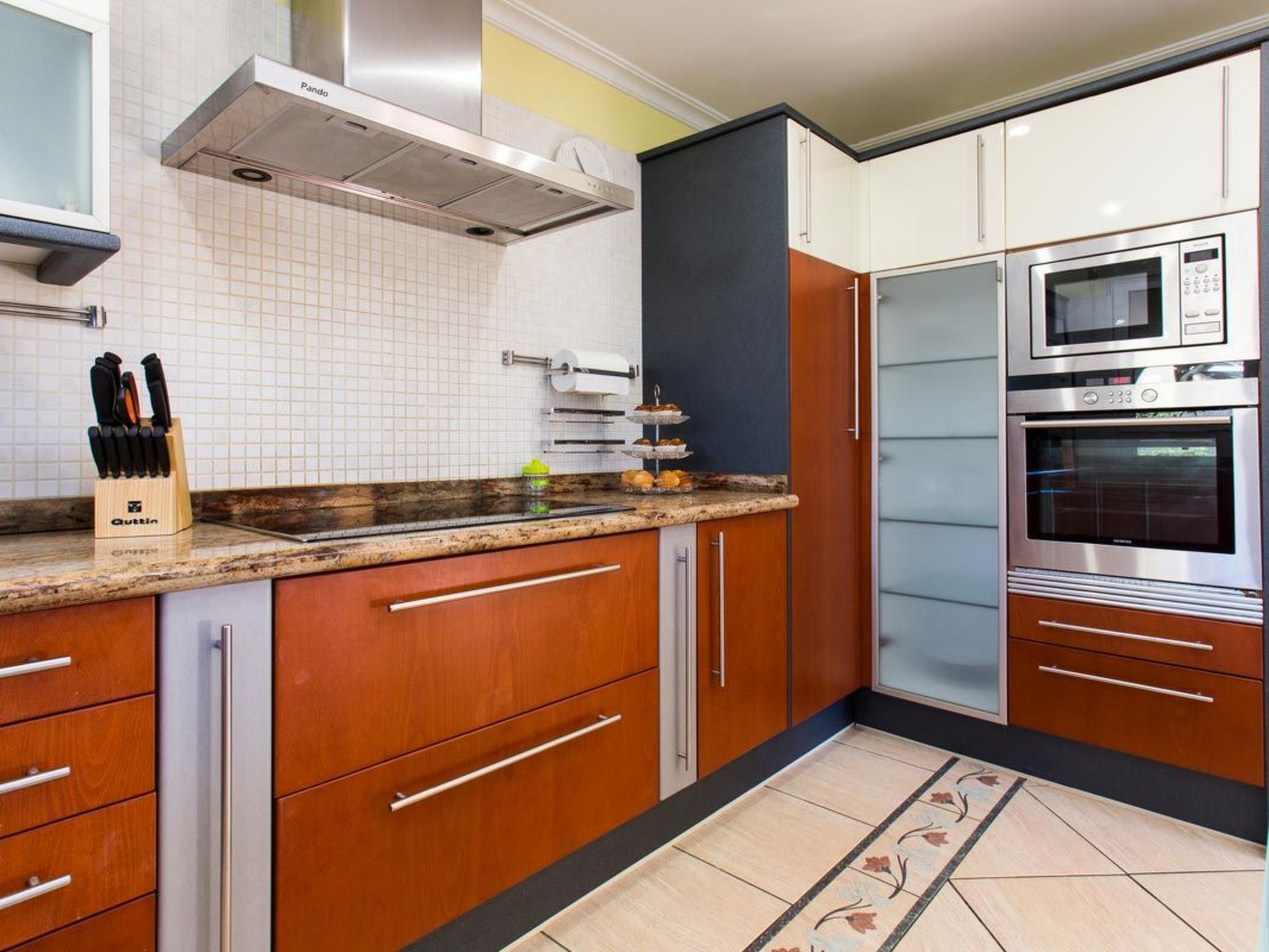 Haus mit privatem Pool, Garten und privatem Parkplatz-Binnen