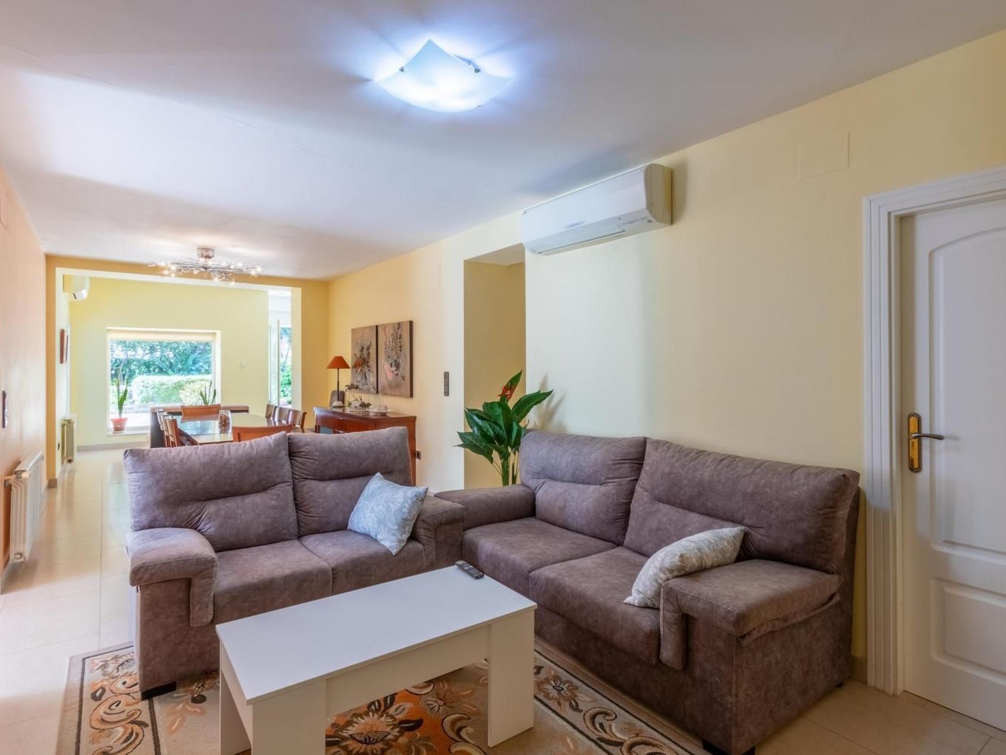 Haus mit privatem Pool, Garten und privatem Parkplatz