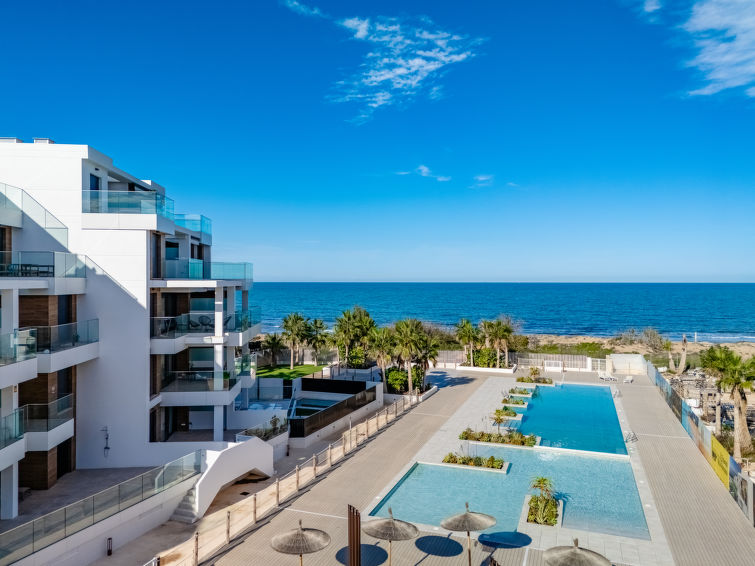 Zeezicht en direct aan het strand: Modern appartement in Dénia in Denia
