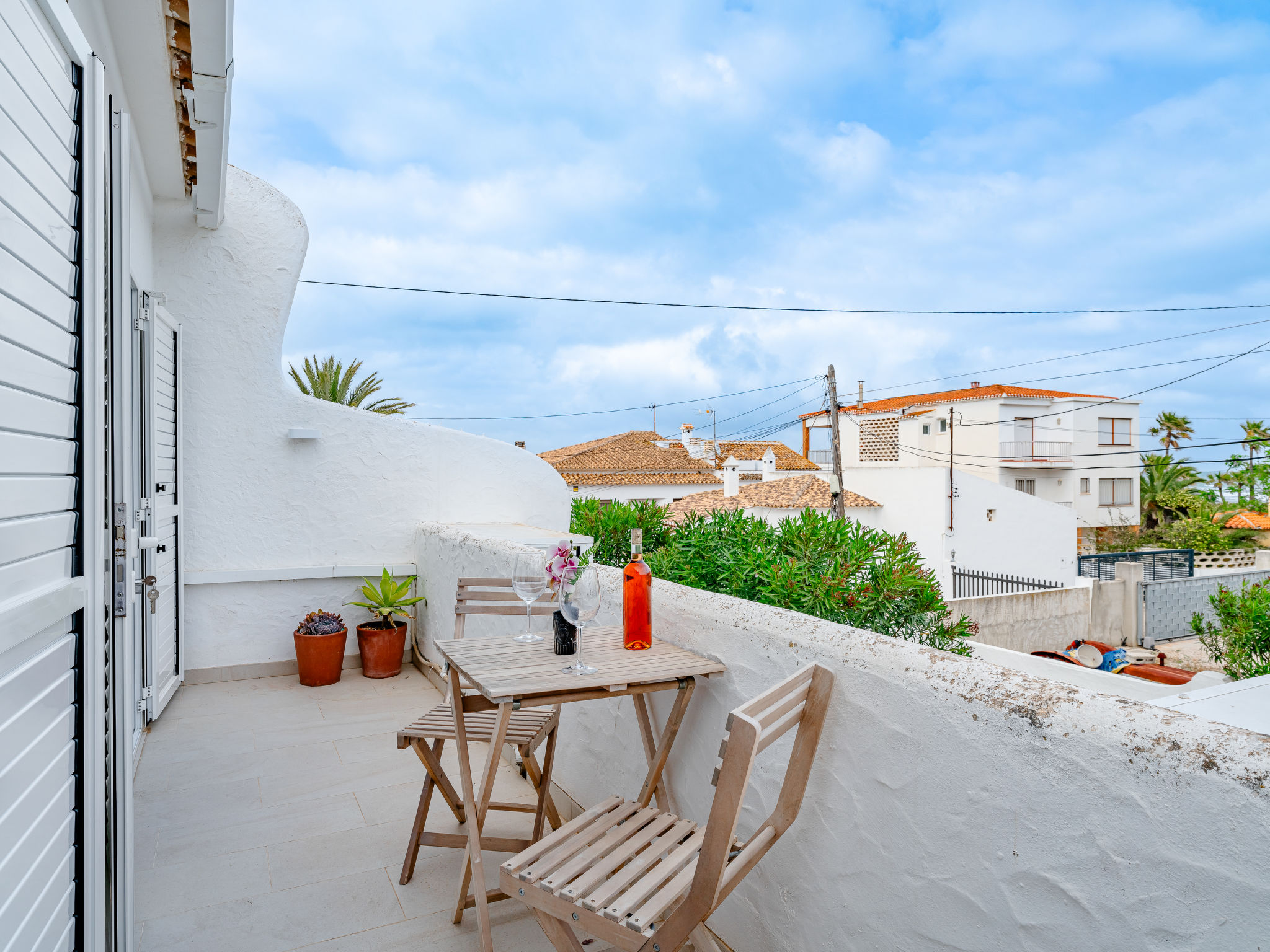 "Sea Breeze House", huis in een rij 3-kamers 84 m2 op 2 verdiepingen. Ruim en licht, gerenoveerd, zeer comfortabel en stijlvol ingericht: woon-/eetkamer 80 m2 met Digitale TV, air-conditioning en hete..