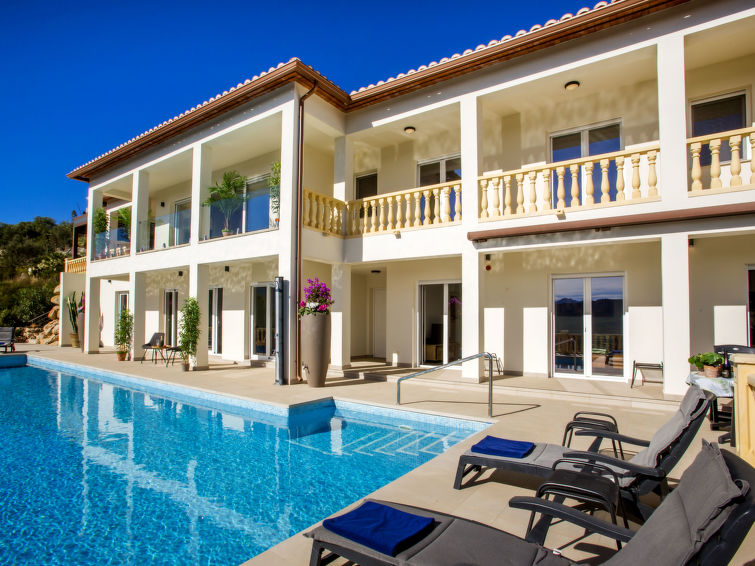 Privézwembad en bergzicht in ruime villa in Dénia in Denia