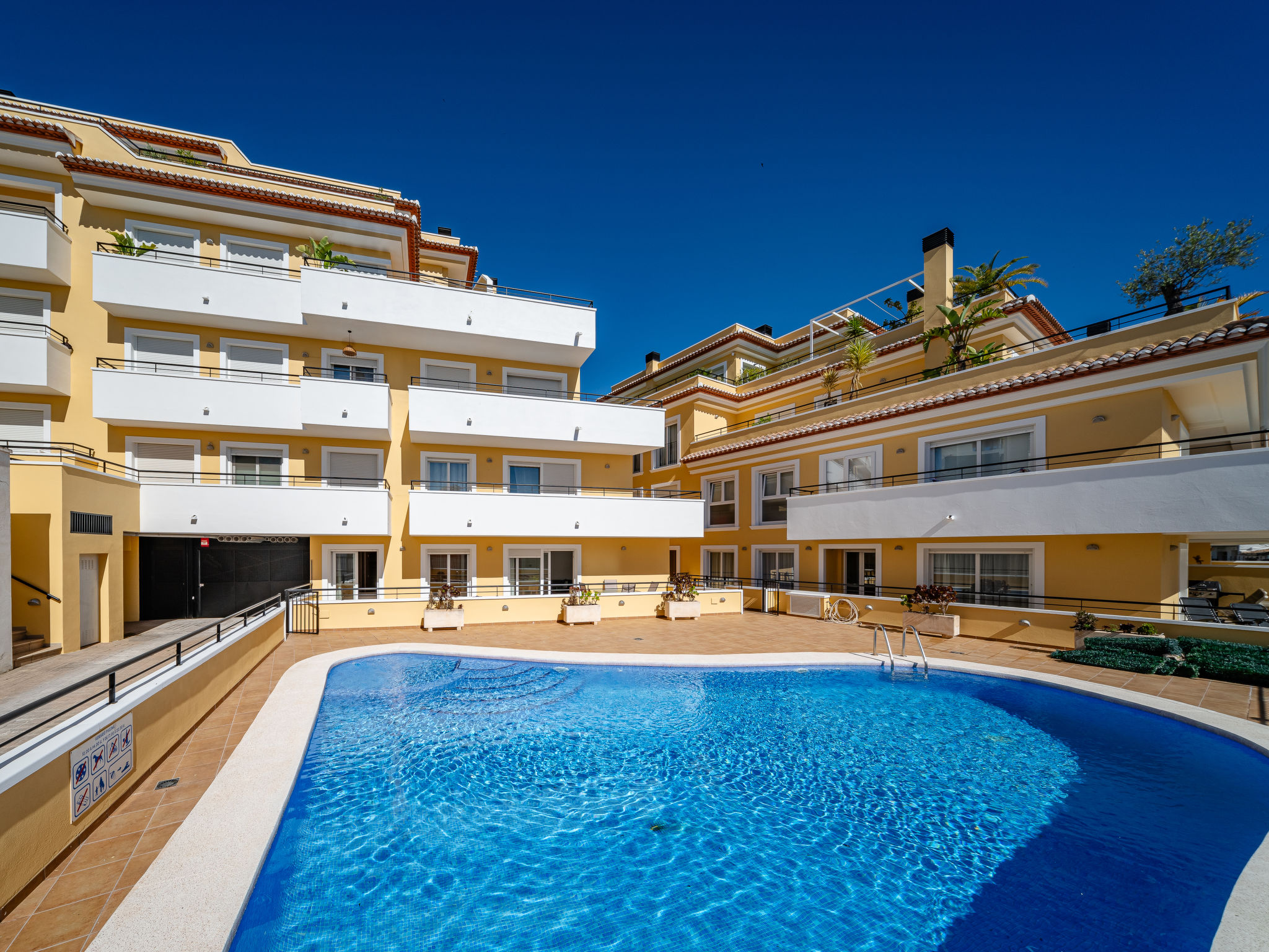"Nova Soberana", appartement 4-kamers 100 m2, op de begane grond. Licht, zeer comfortabel en stijlvol ingericht: woon-/eetkamer met Digitale TV, air-conditioning en heteluchtverwarming. Uitgang naar h..