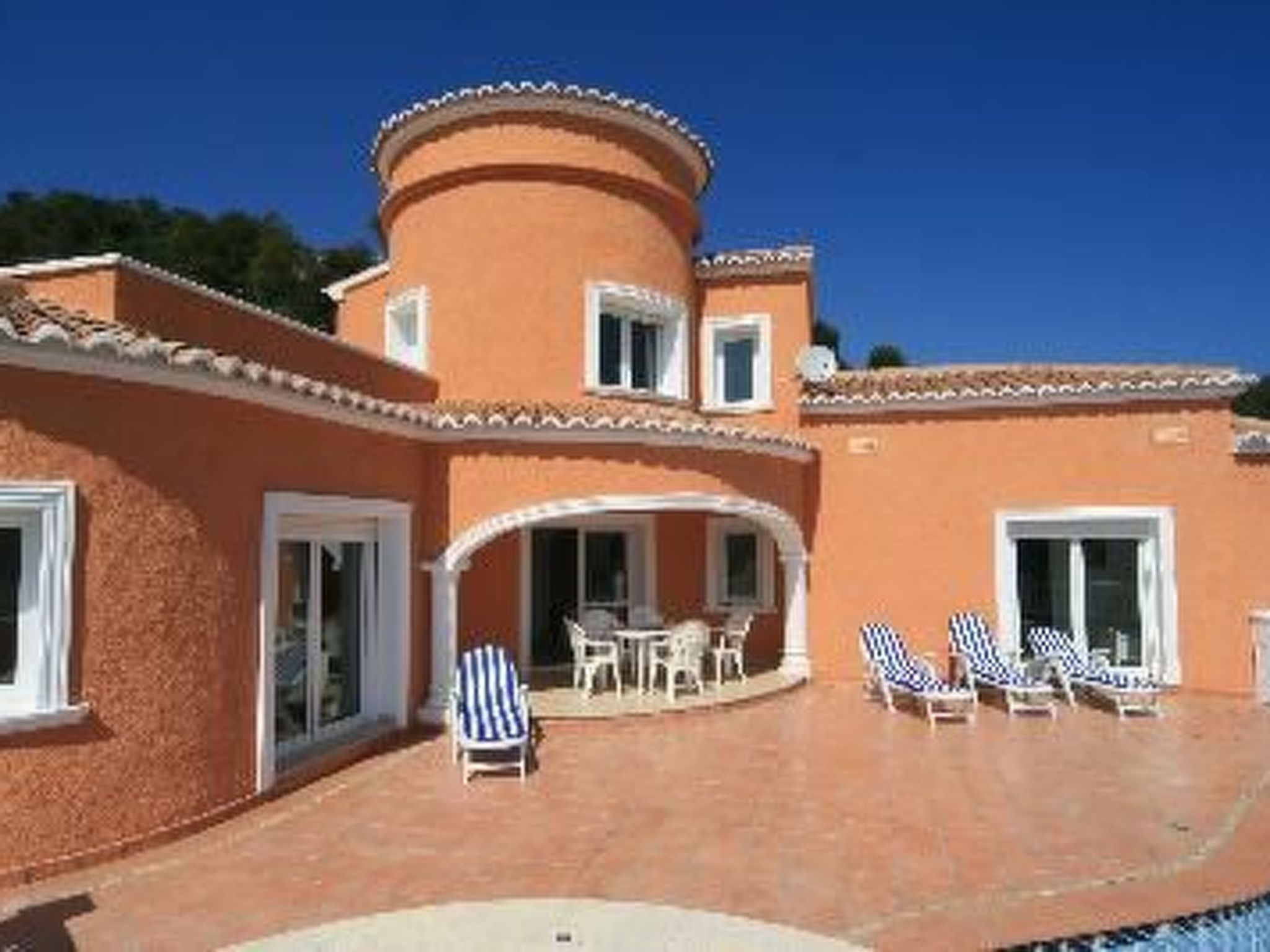 Villa Redonda I-Binnen