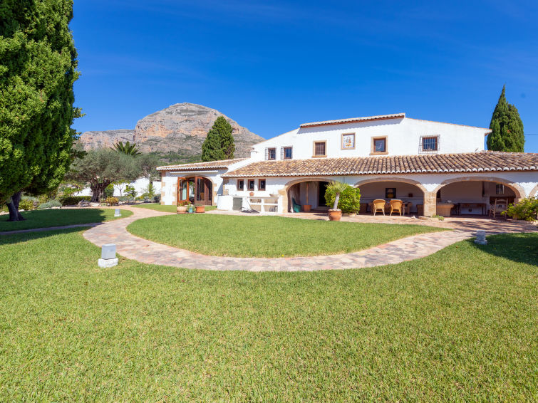 "Villa Finca Labranza", villa 6-kamers 260 m2 op 2 verdiepingen. Ruim en licht, zeer mooi en stijlvol ingericht: eetkamer met eettafel, air-conditioning en heteluchtverwarming. Uitgang pergola. Woonka..