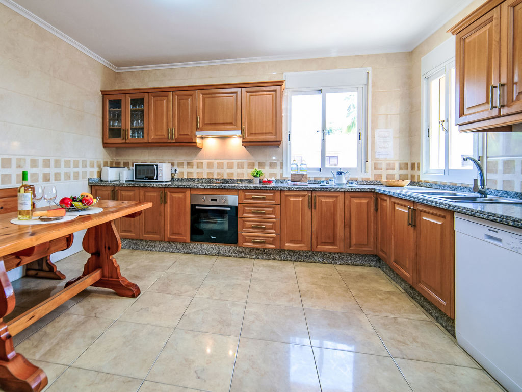 Izzy — Kitchen / Dining Room