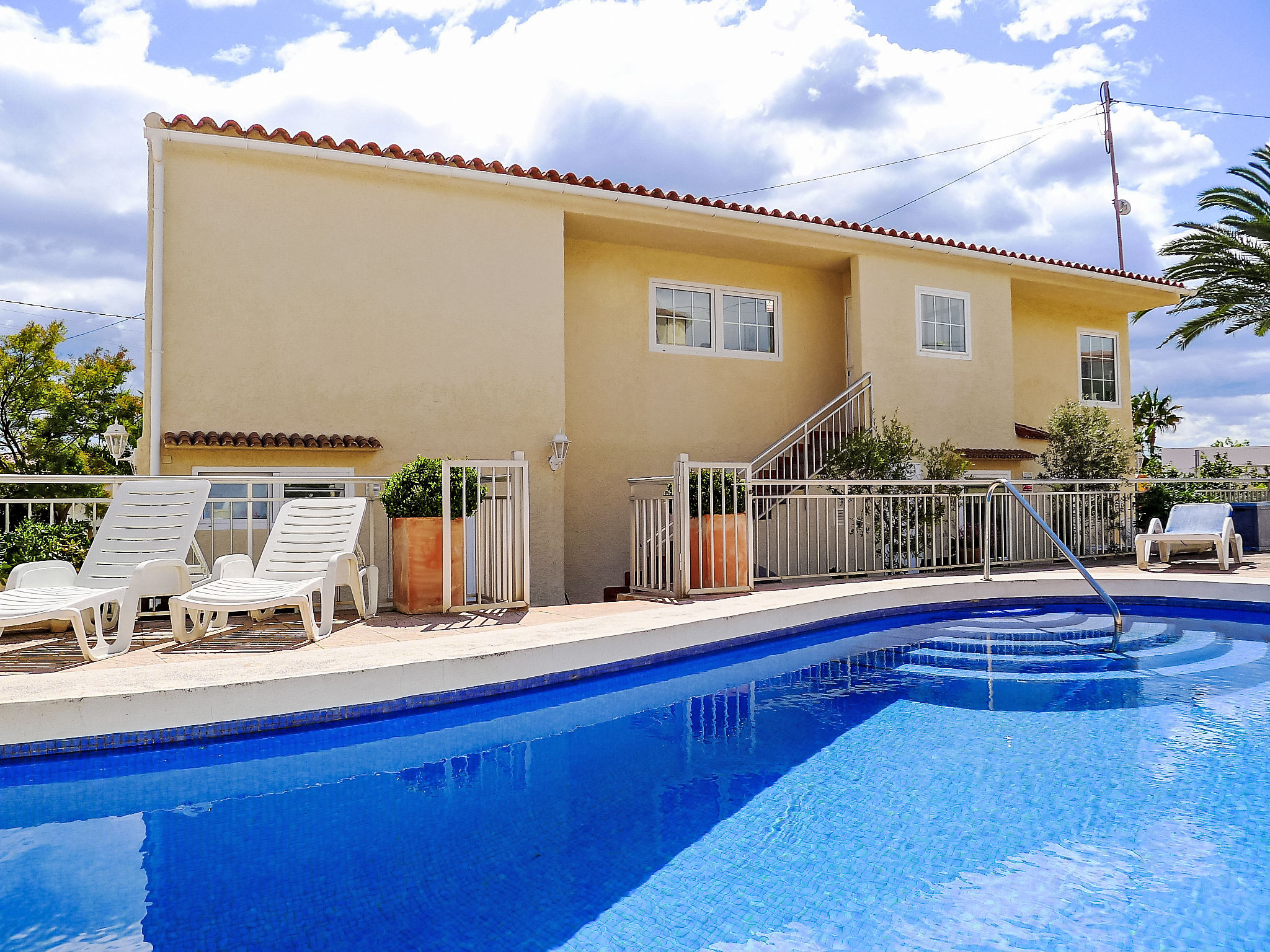 "B&B", 4-Zimmer-Haus im Obergeschoss. Hell, komfortabel und geschmackvoll eingerichtet: Wohn-/Esszimmer mit Sat-TV, Digital-TV, Klimaanlage und Warmluftheizung. Ausgang zur Terrasse. 1 Zimmer mit 1 fr..