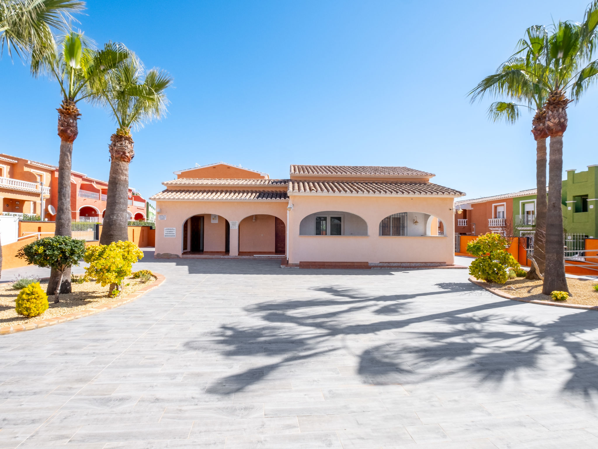 Pueblo de la Paz - Outside