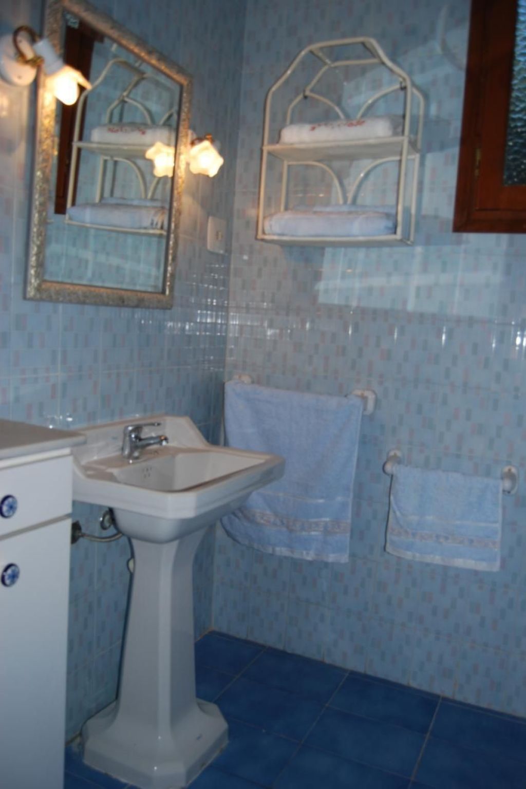 Ferienvilla, Seeblick, privater Pool und Parkplatz-Dedans