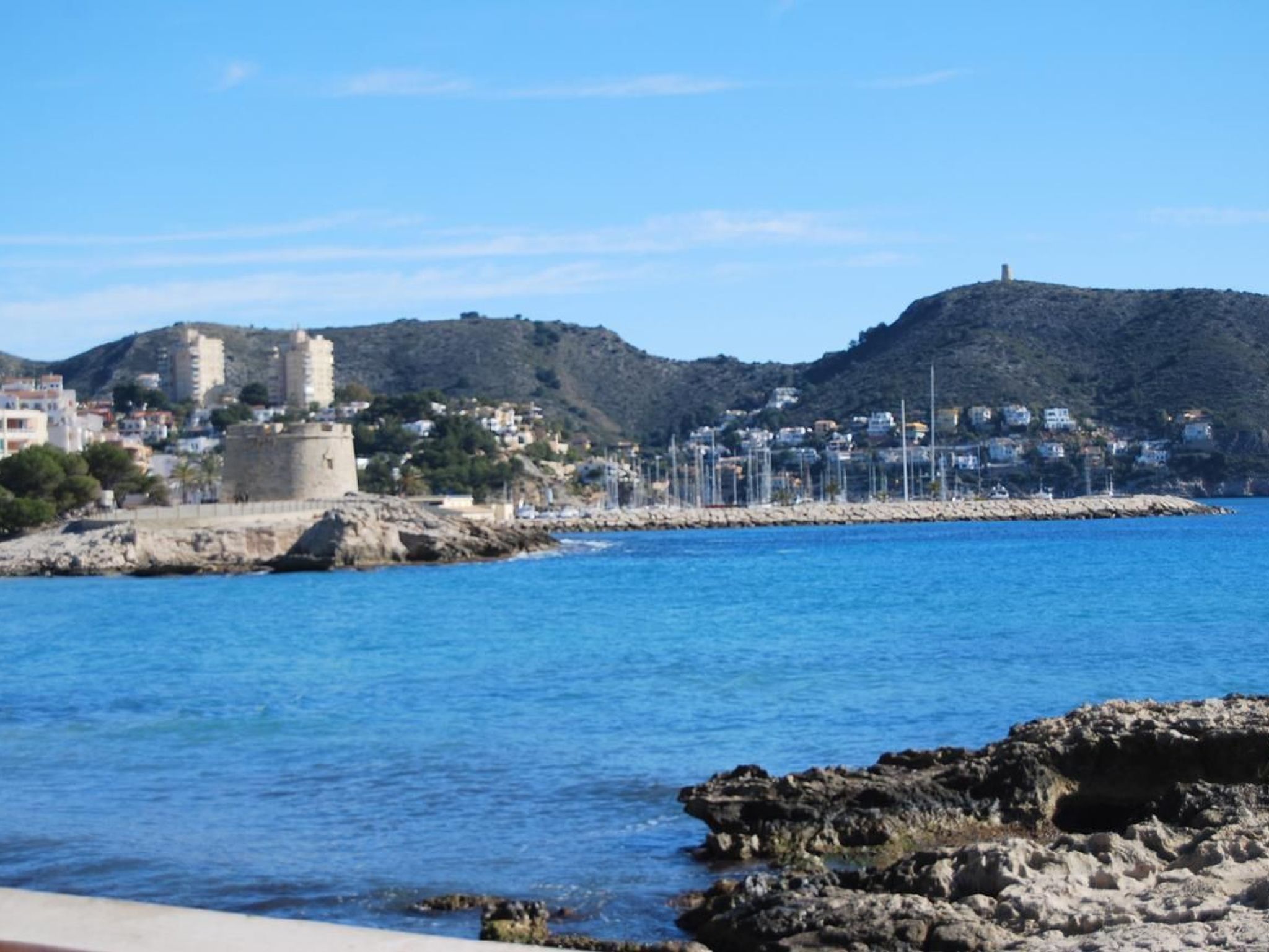 Ferienvilla, Seeblick, privater Pool und Parkplatz-Dehors