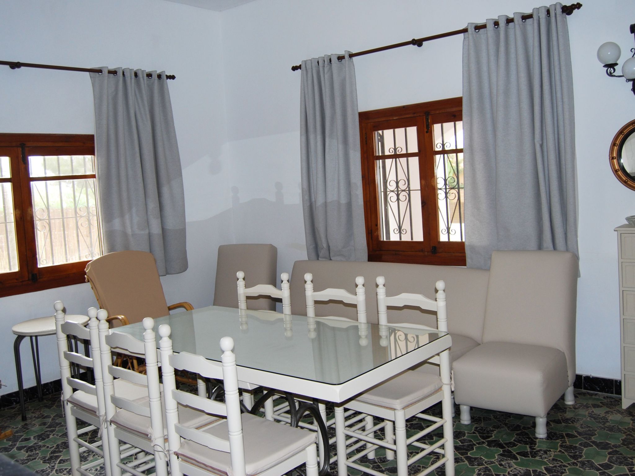 Ferienvilla, Seeblick, privater Pool und Parkplatz-Dedans