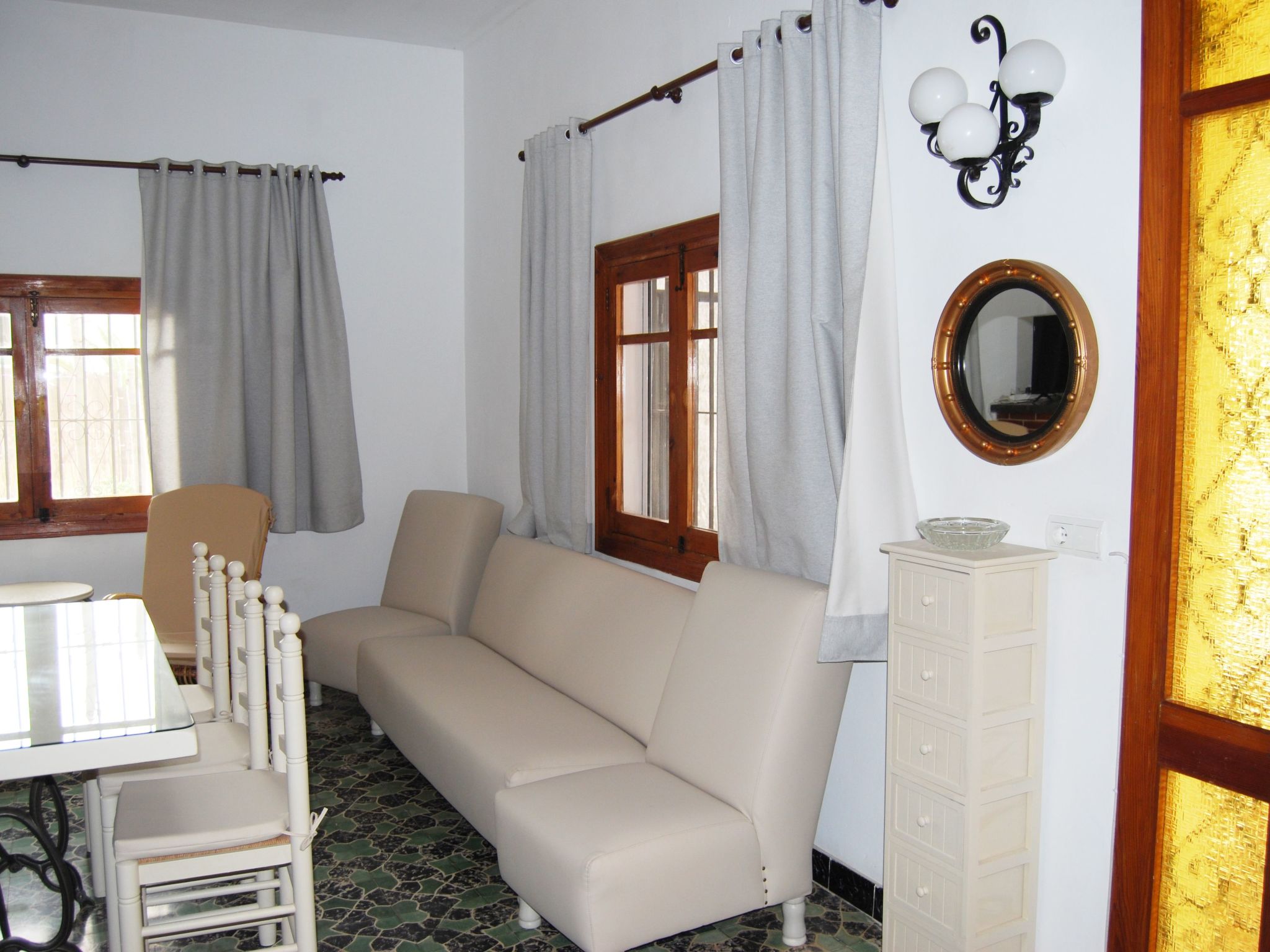 Ferienvilla, Seeblick, privater Pool und Parkplatz-Dedans