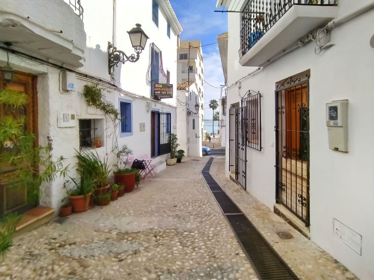 "Rincon de Altea", appartement 3-kamers 65 m2. Het objekt is geschikt voor 3 volwassenen. Volledig gerenoveerd in 2021, eenvoudig en comfortabel ingericht: woon-/eetkamer 16 m2 met Digitale TV, elektr..
