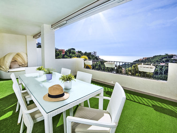 "Los Lirios I", appartement 3-kamers 120 m2. Ruim en licht, comfortabel en smaakvol ingericht: woon-/eetkamer met eettafel, Digitale TV, air-conditioning en heteluchtverwarming. Uitgang naar de loggia..