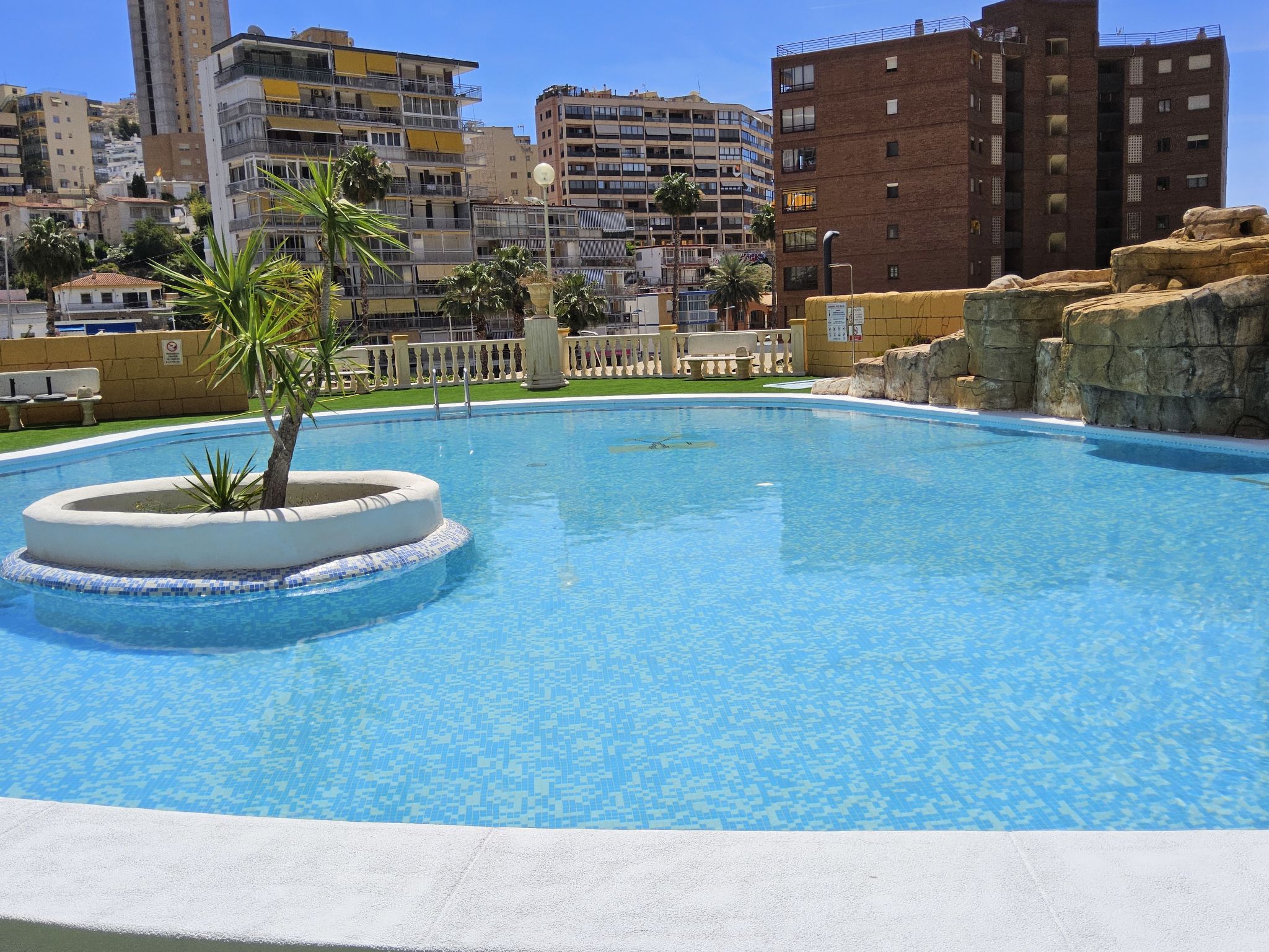 "Atrium III Centro Mar", appartement 2-kamers 49 m2, op het oosten gelegen. Het objekt is geschikt voor 2 volwassenen. Ruim en licht, comfortabel ingericht: woon-/eetkamer 14 m2 met 1 divanbed (150 cm..