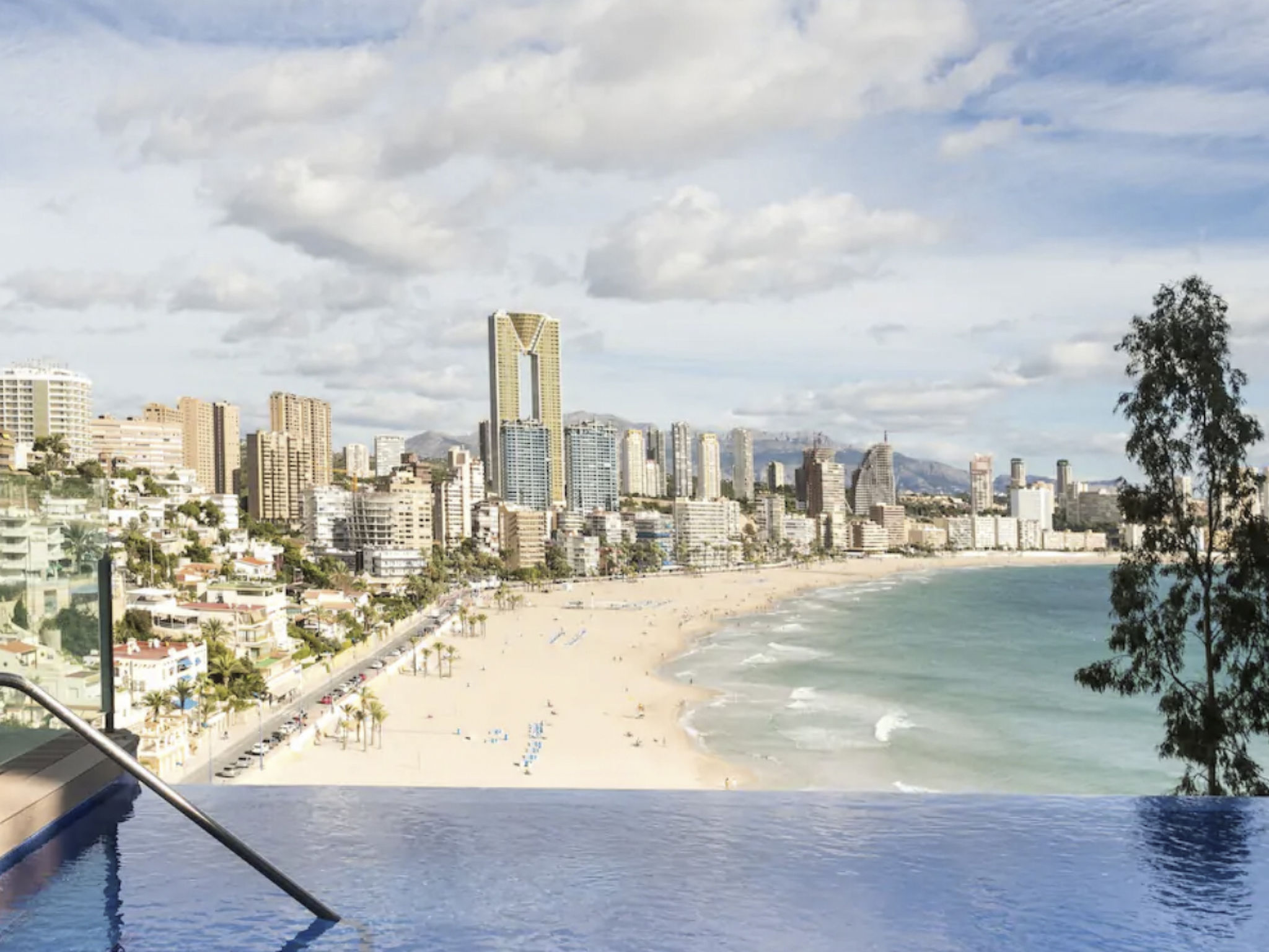 Luxuriöses Apartment mit Pool und Garage am Poniente Beach!