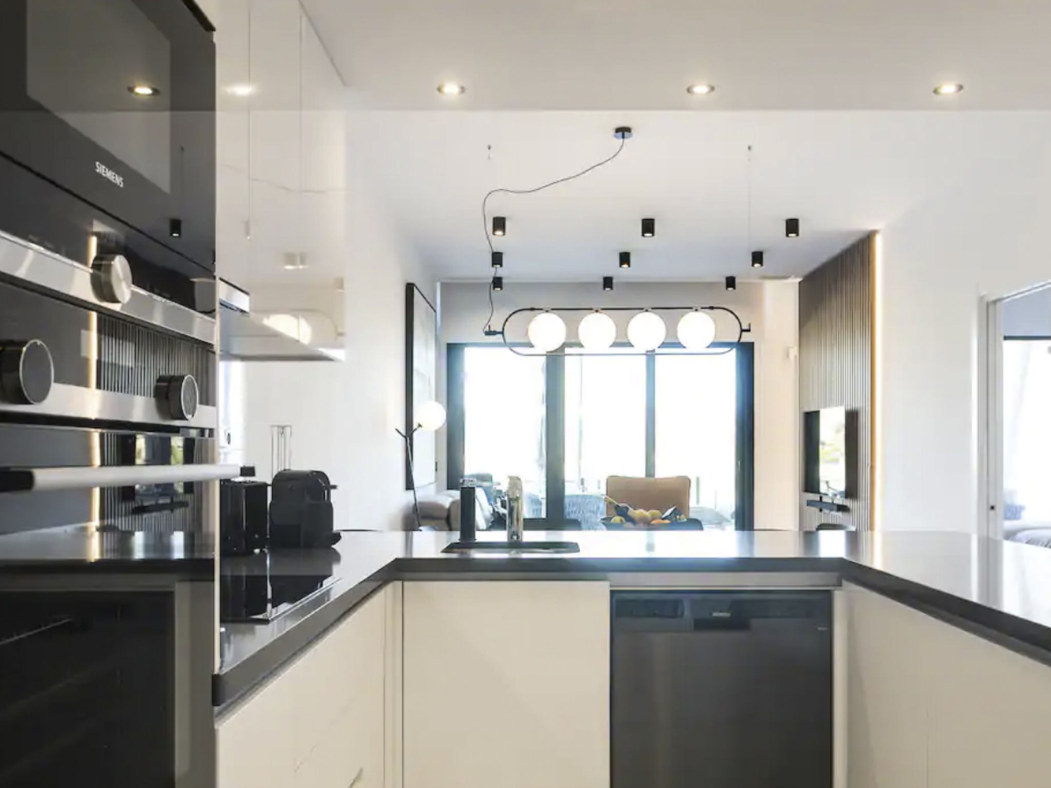 Luxuriöses Apartment mit Pool und Garage am Poniente Beach!-Image-tags.info