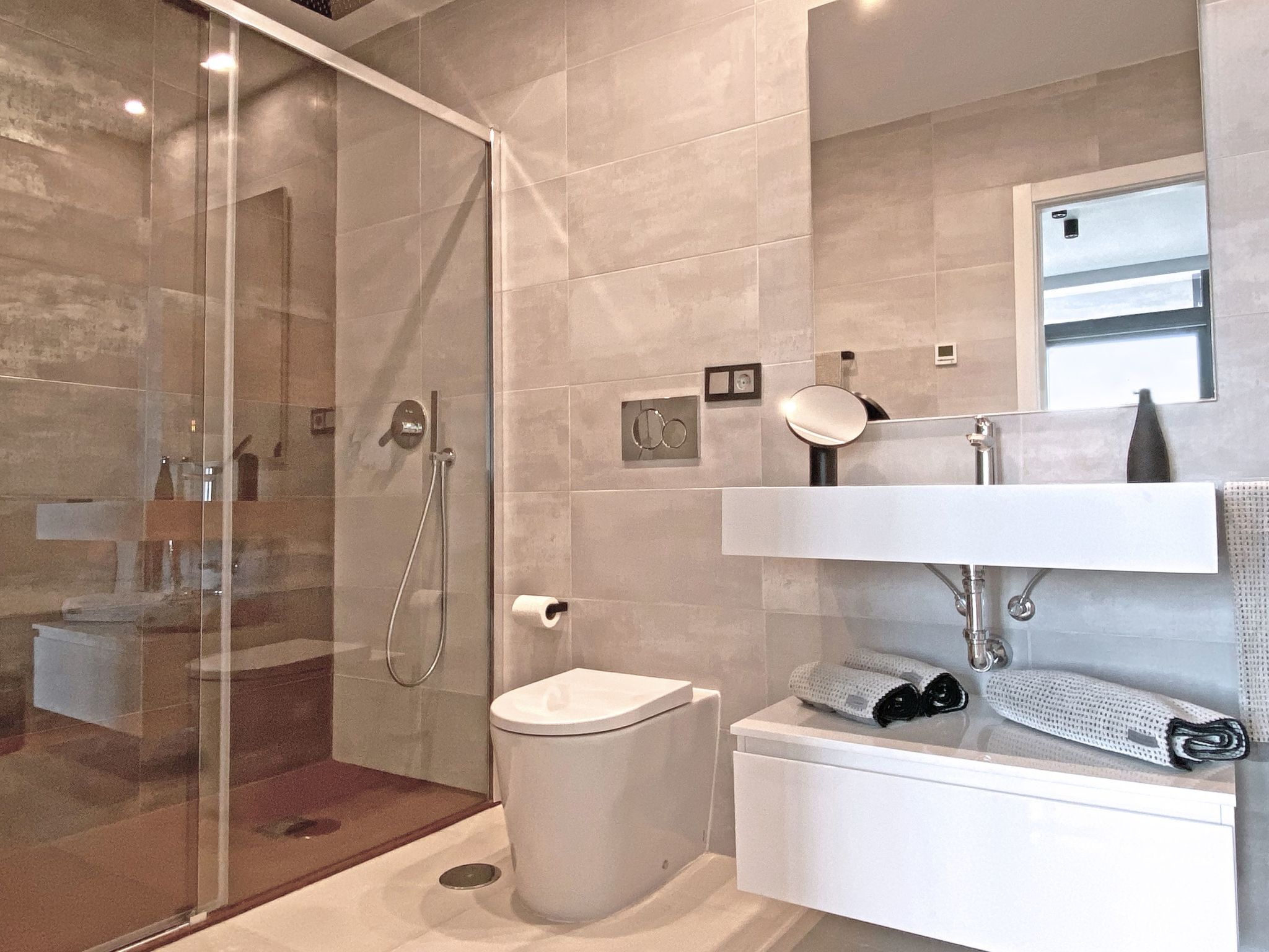 Luxuriöses Apartment mit Pool und Garage am Poniente Beach!-Image-tags.info