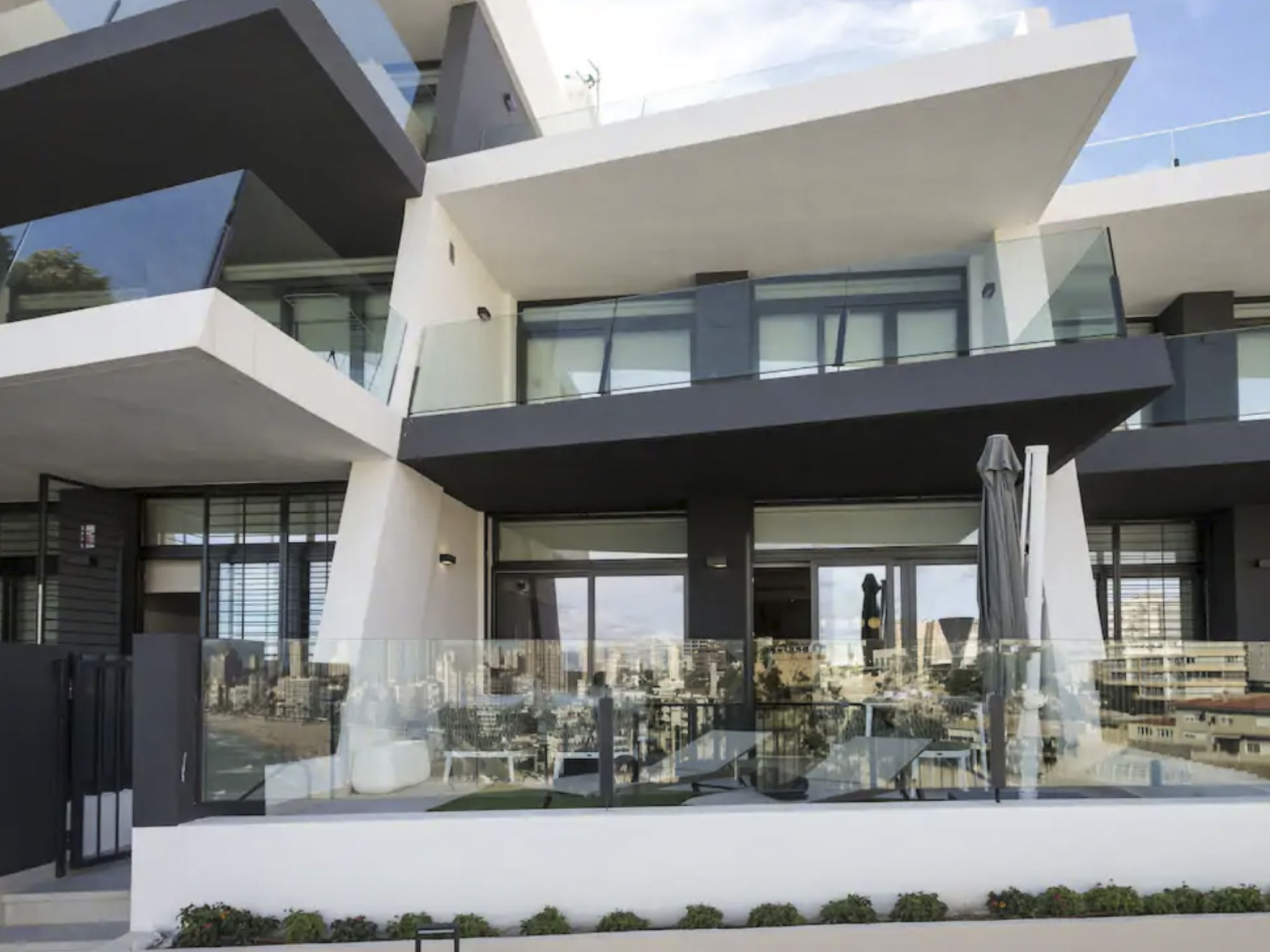 Luxuriöses Apartment mit Pool und Garage am Poniente Beach!-Image-tags.info