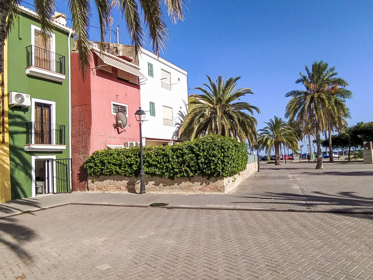 "Casa Colores al Mar", huis in een rij 3-kamers 46 m2 op 3 verdiepingen. Het objekt is geschikt voor 4 volwassenen. Licht, volledig gerenoveerd in 2021, eenvoudig en doelmatig ingericht: kookhoek 11 m..