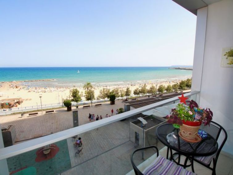 Licht appartement met balkon in hartje Alicante in Alicante
