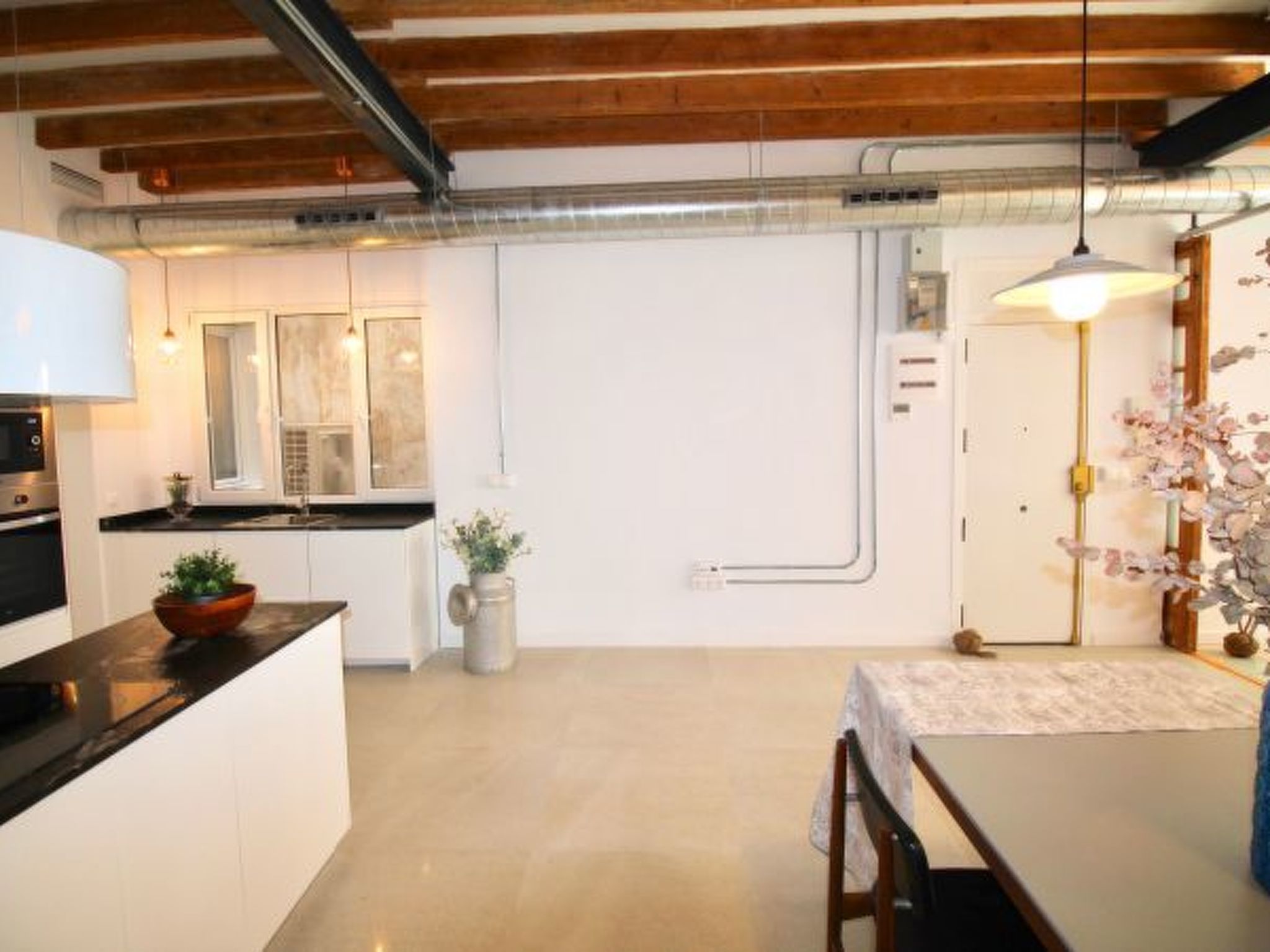 Photo of APART. GRANDE Y LUMINOSO EN EL CENTRO DE ALICANTE