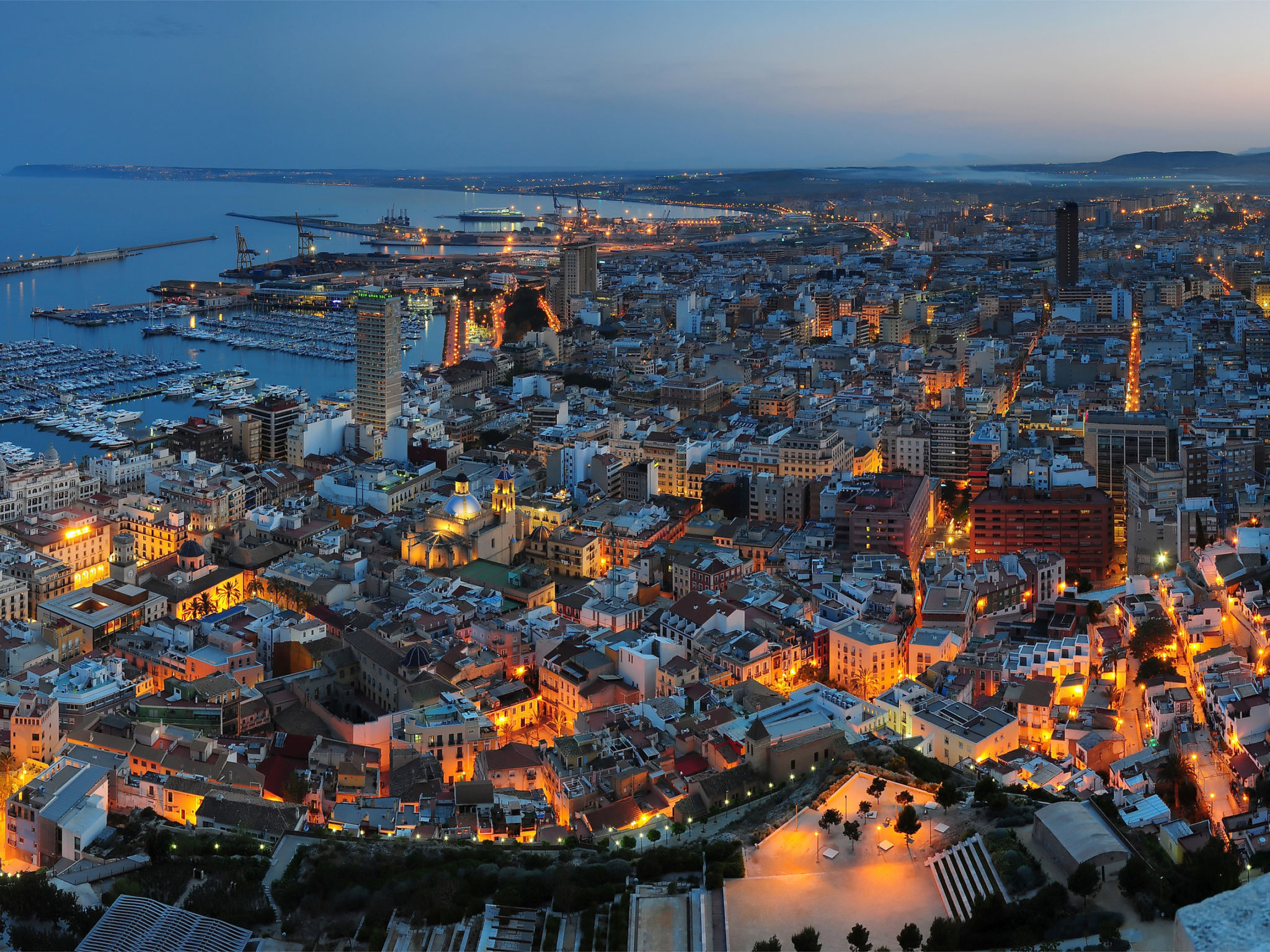 APART. GRANDE Y LUMINOSO EN EL CENTRO DE ALICANTE