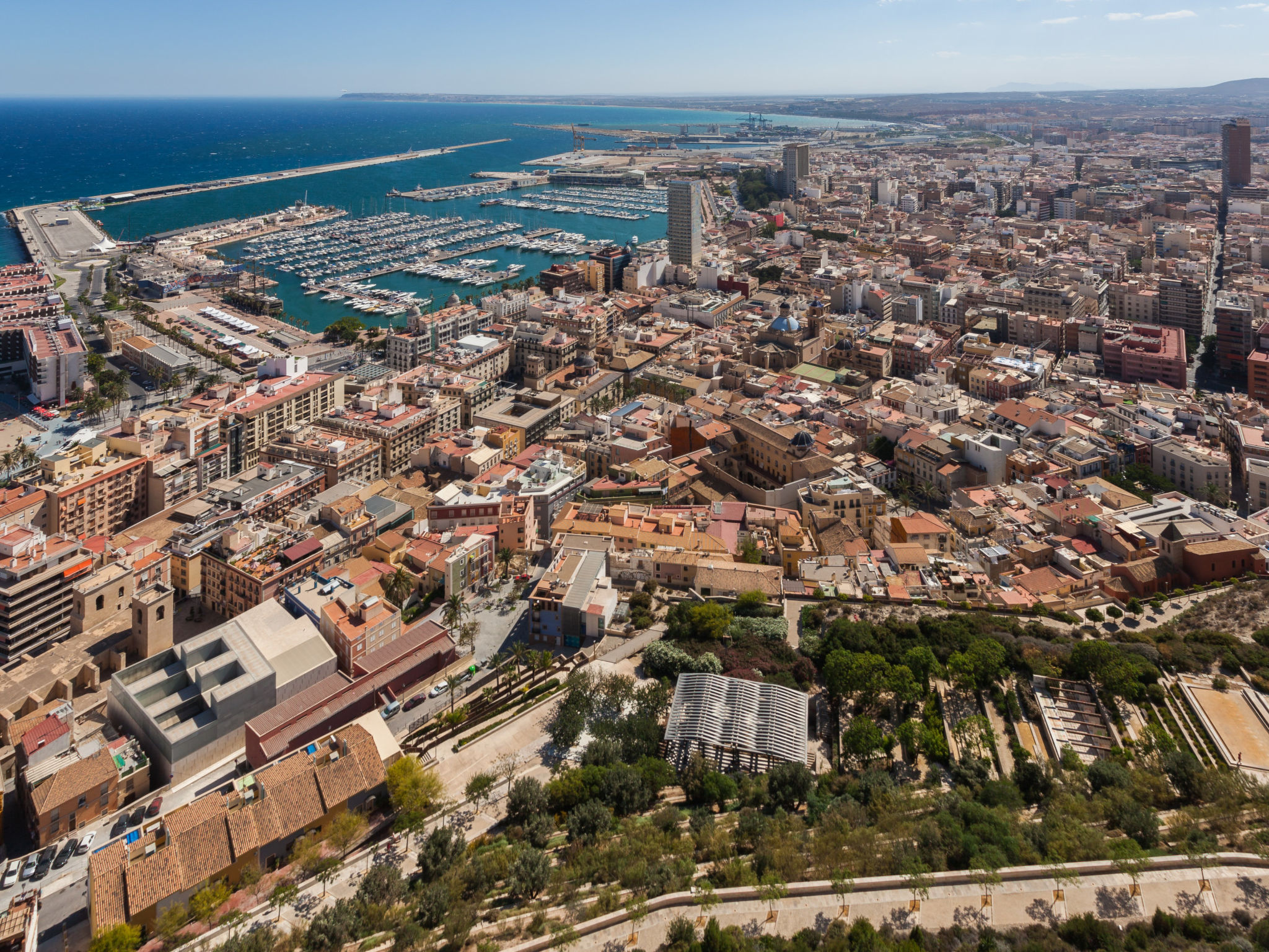 APART. GRANDE Y LUMINOSO EN EL CENTRO DE ALICANTE