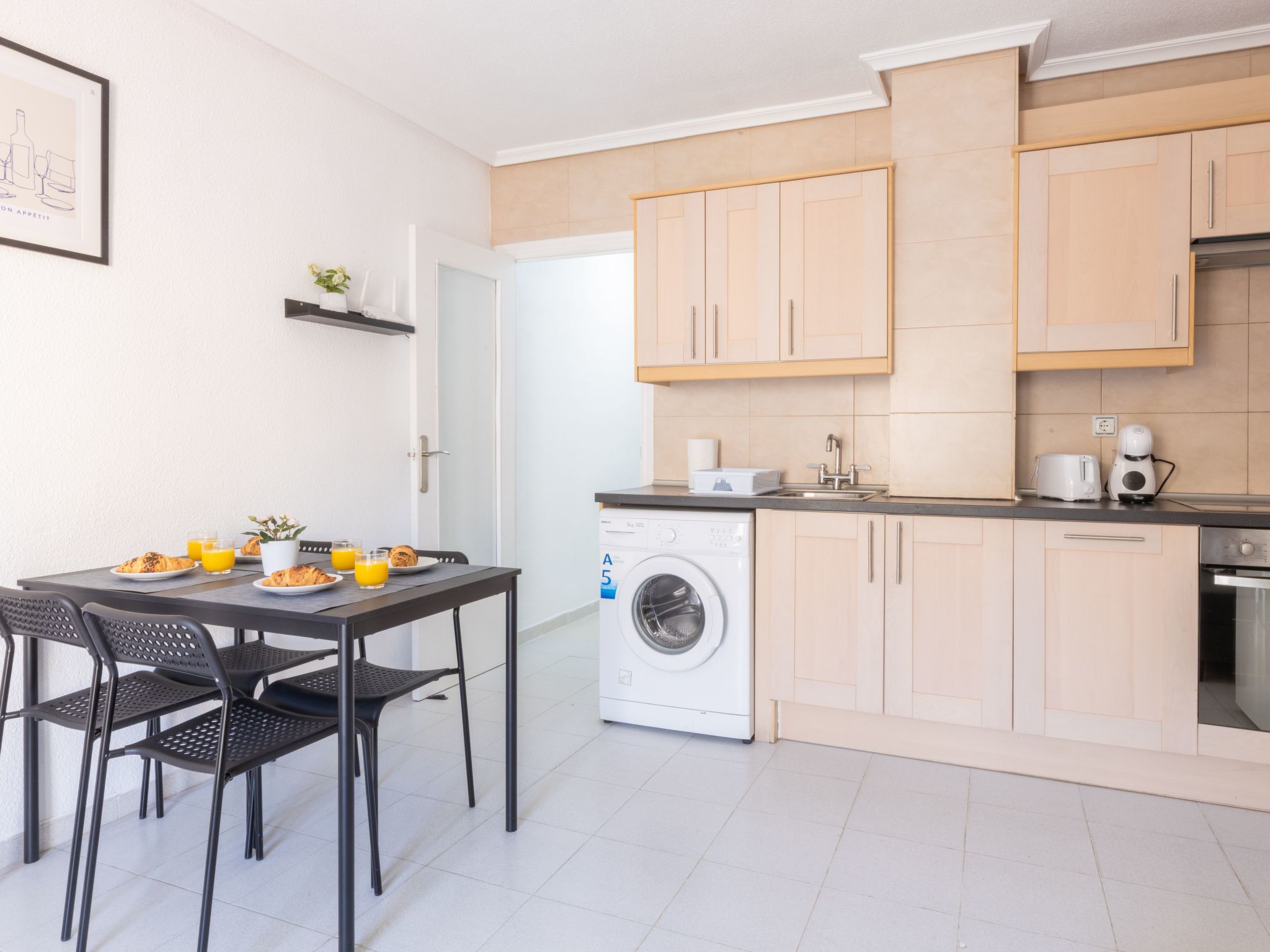 Our newly renovated 6-person apartment awaits its guests in sunny Spain, 45 minutes from Alicante airport. Wide, gently sloping, fine sandy beach 10 km long, ideal for small children. Distance between..