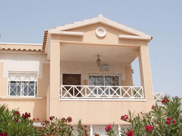 Licht appartement met dakterras en zwembad in Torrevieja in Torrevieja