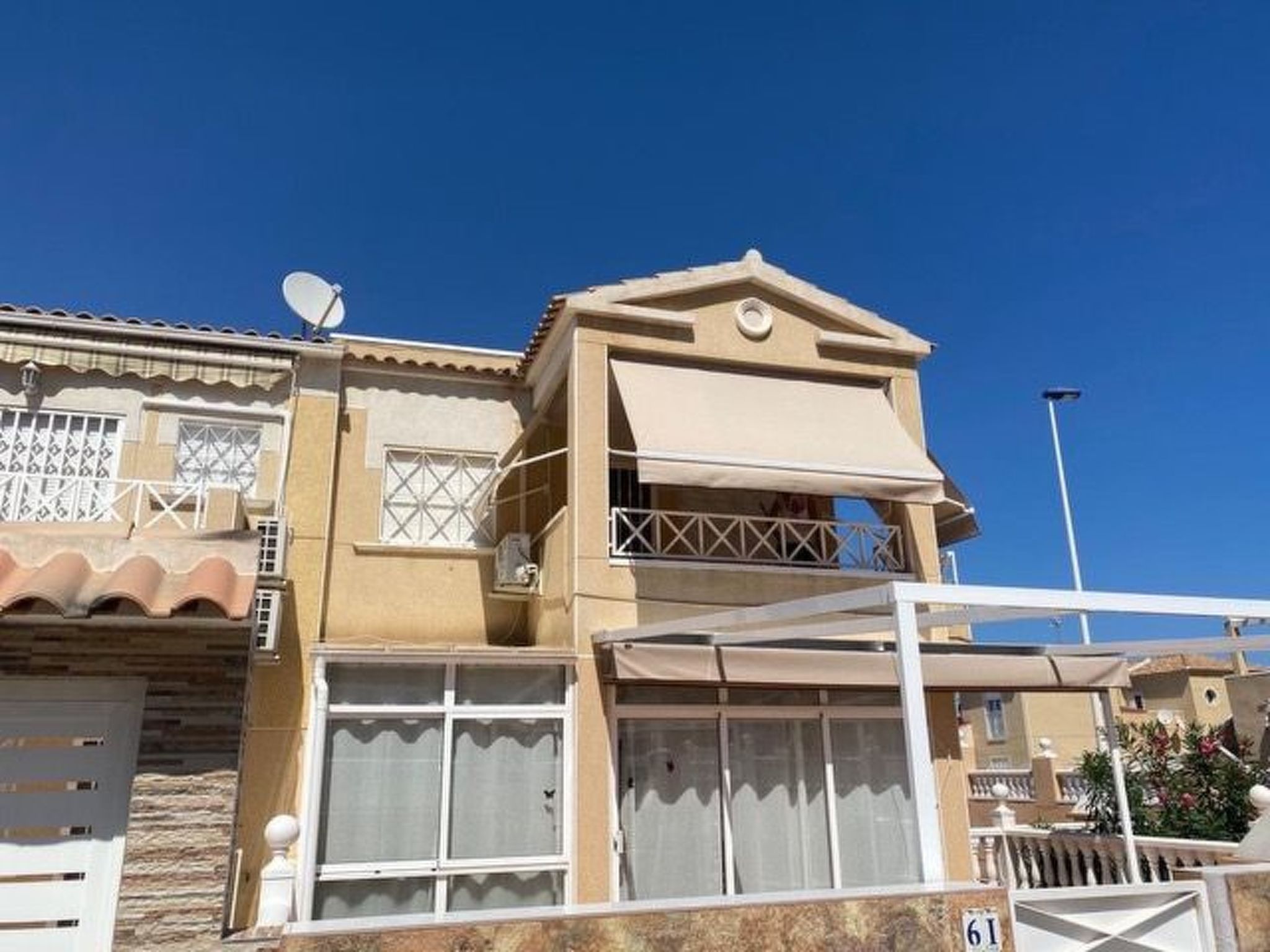 Appartement mit Dachterrasse und Balkon plus Gemeinschaftspool, in der Nähe von