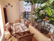 mit Terrasse