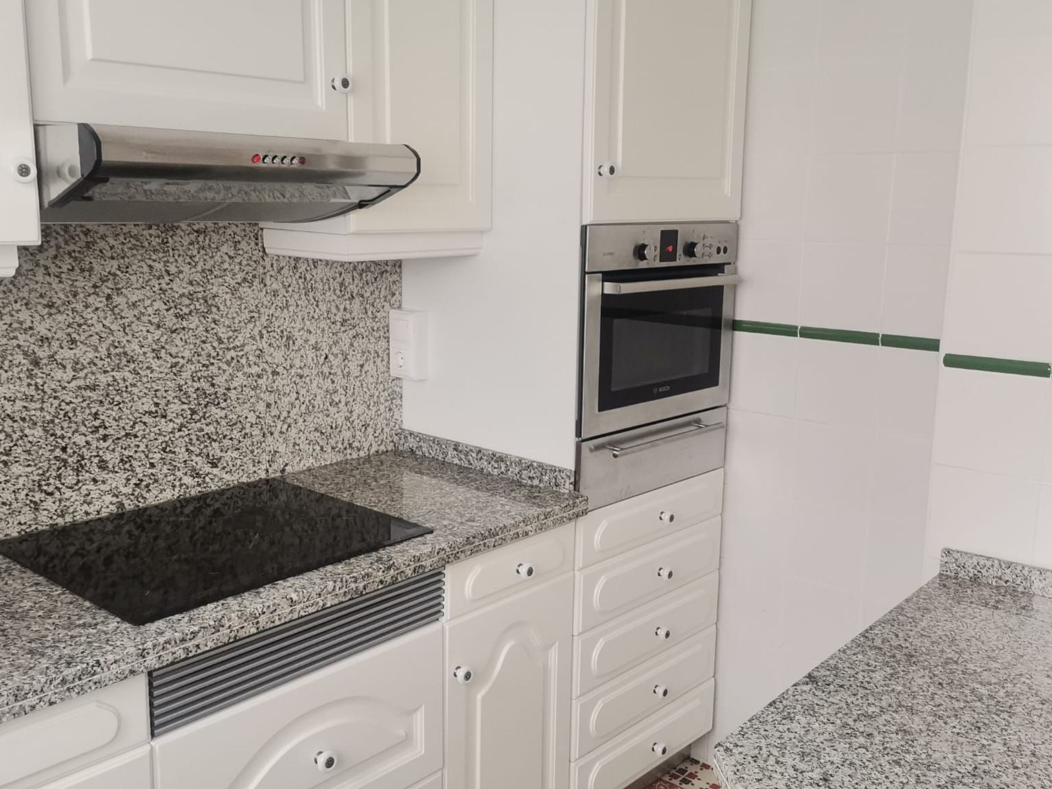 Penthouse mit drei Schlafzimmern in der Nähe von natürlichen Schwimmbädern-Binnen