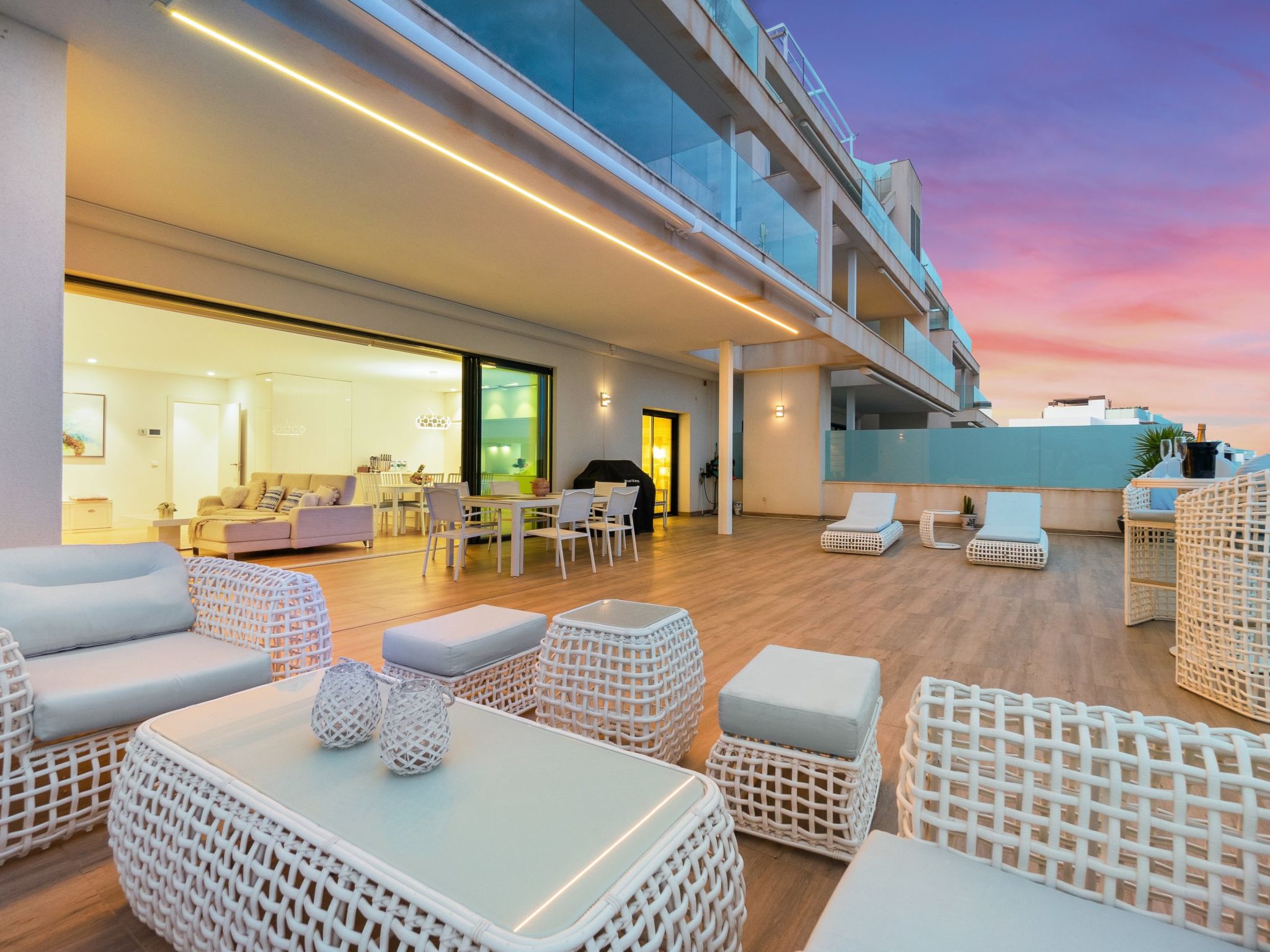 "Las Colinas Golf & Country Club", appartement 4-kamers 202 m2. Het objekt is geschikt voor 4 volwassenen + 2 kinderen. Ruim en licht, mooi en modern ingericht: open woon-/eetkamer met panoramavenster..