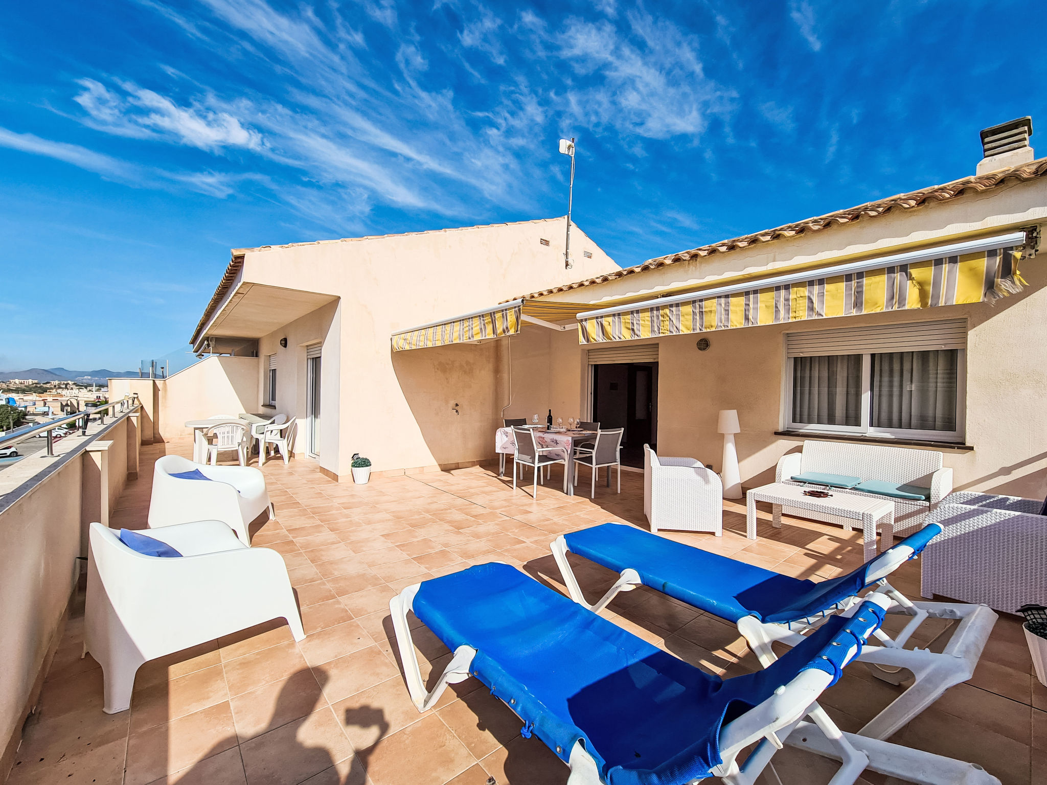 "La Galera - Cabo de Palos", dakappartement 4-kamers 105 m2 op de 3e verdieping. Doelmatig en comfortabel ingericht: groot woon-/eetkamer met open haard, eettafel, Digitale TV, Flatscreen TV en ventil..