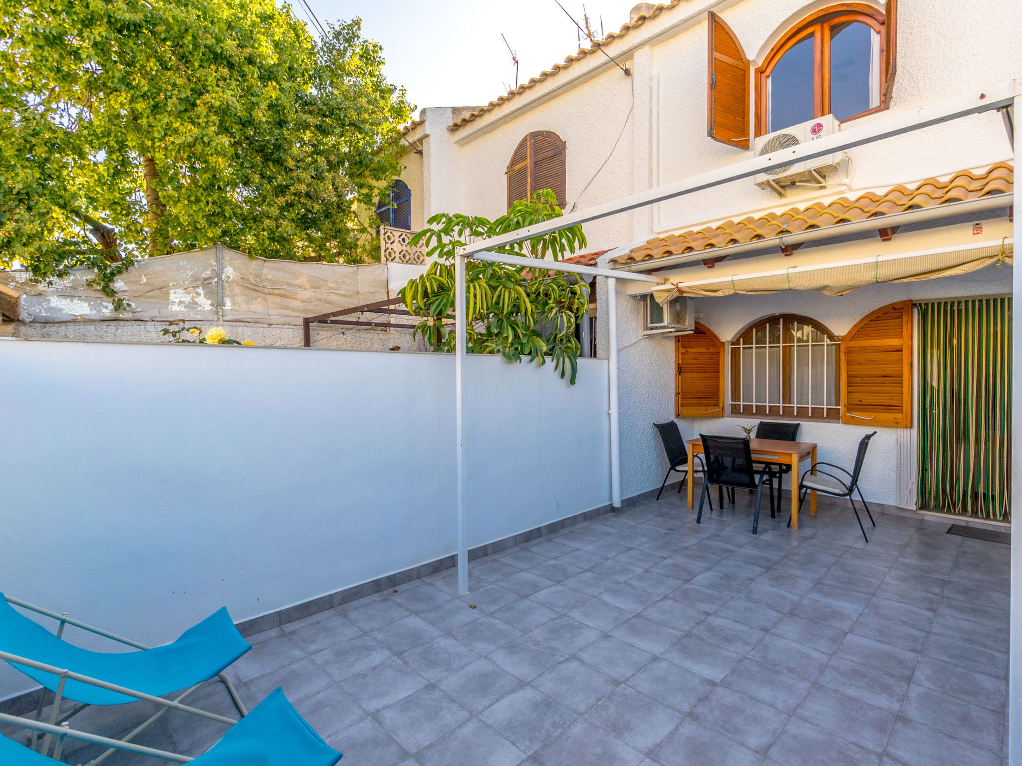 Carpa-Outside