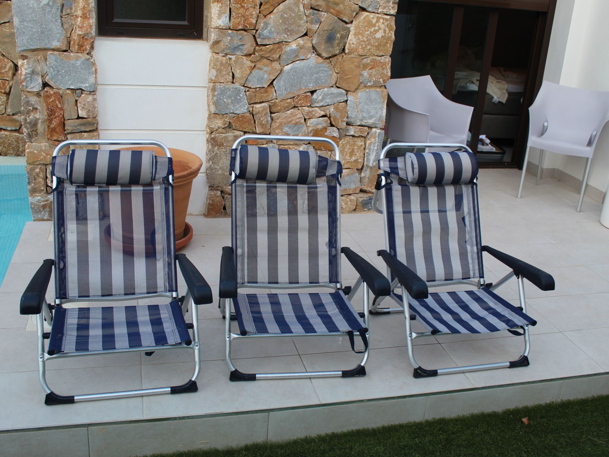 mit Blick auf das Wasser