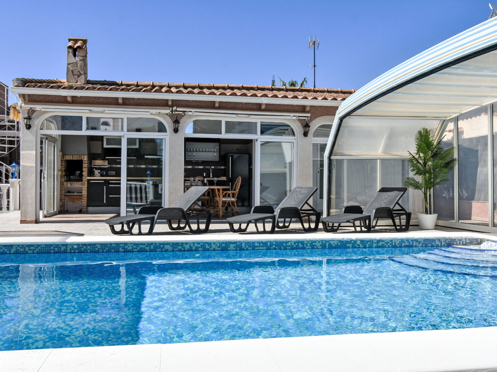 Villa Esmeralda - Draußen
