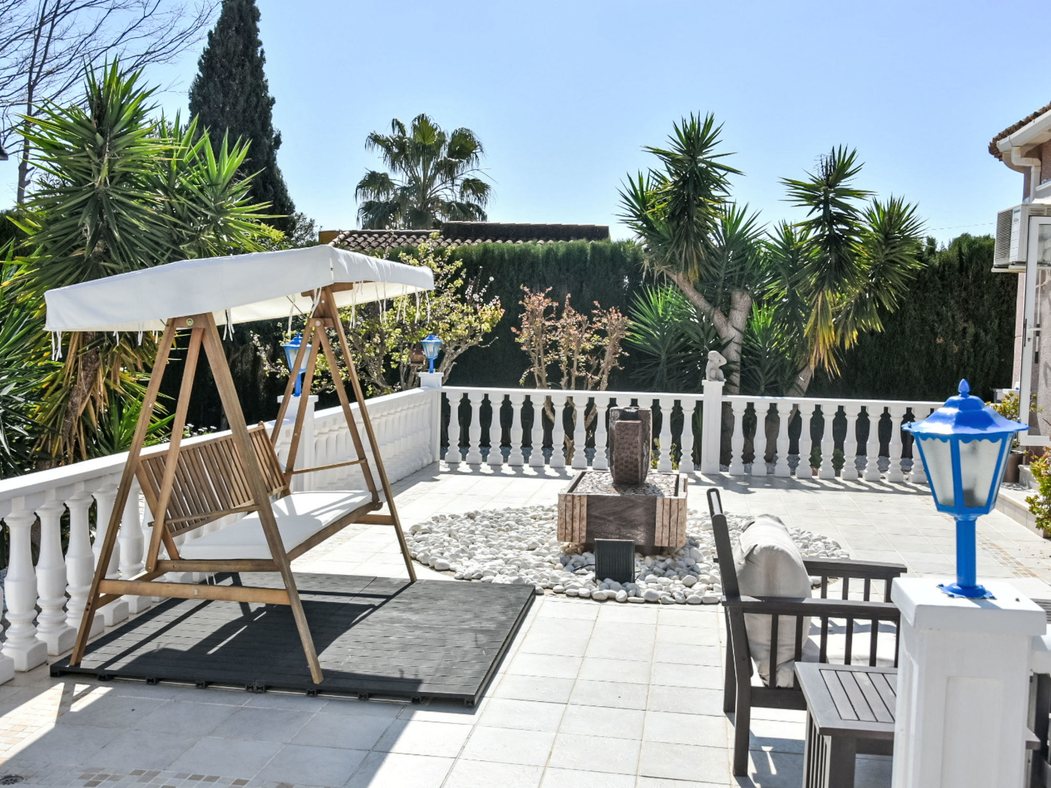 Villa Esmeralda - Draußen