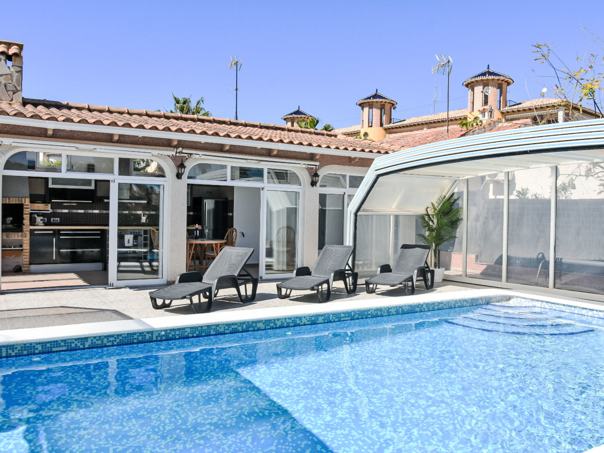Villa Esmeralda - Draußen