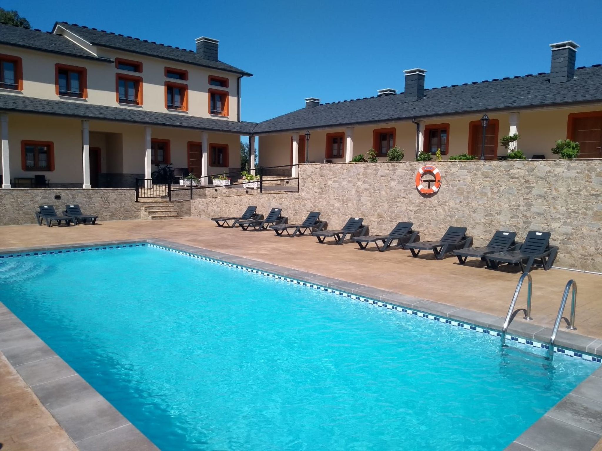 Schönes Duplex mit Aussicht, Pool und Garten-Binnen