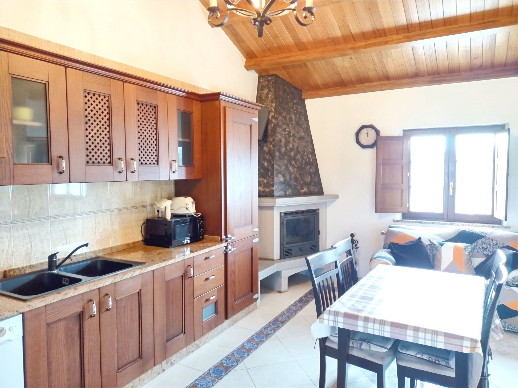 Unterkunft mit Aussicht in "Apartamentos Navalin".-Binnen