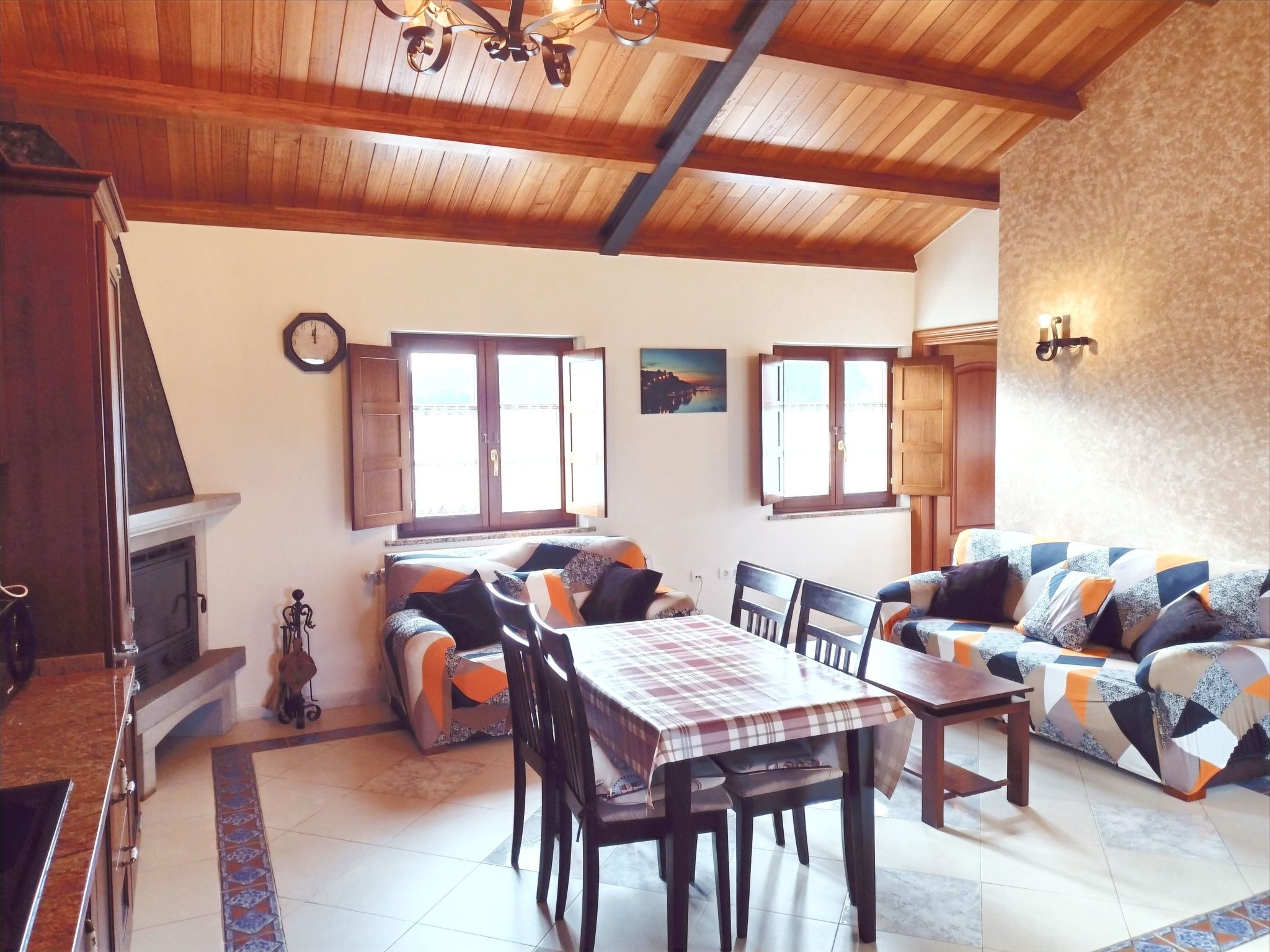 Unterkunft mit Aussicht in "Apartamentos Navalin".-Binnen